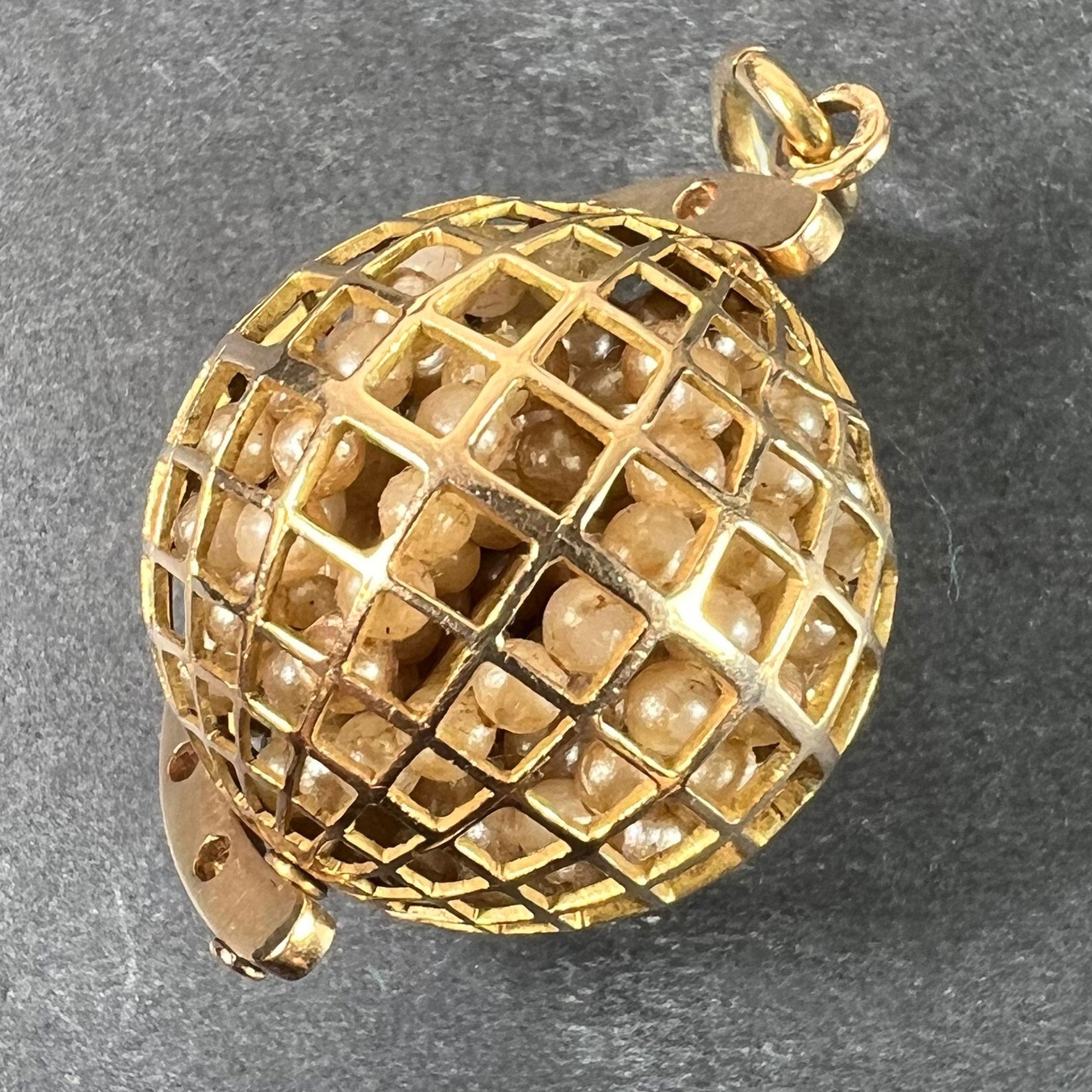 World Globe Italy, pendentif breloque imitiation en or jaune 18 carats avec perles Bon état - En vente à London, GB