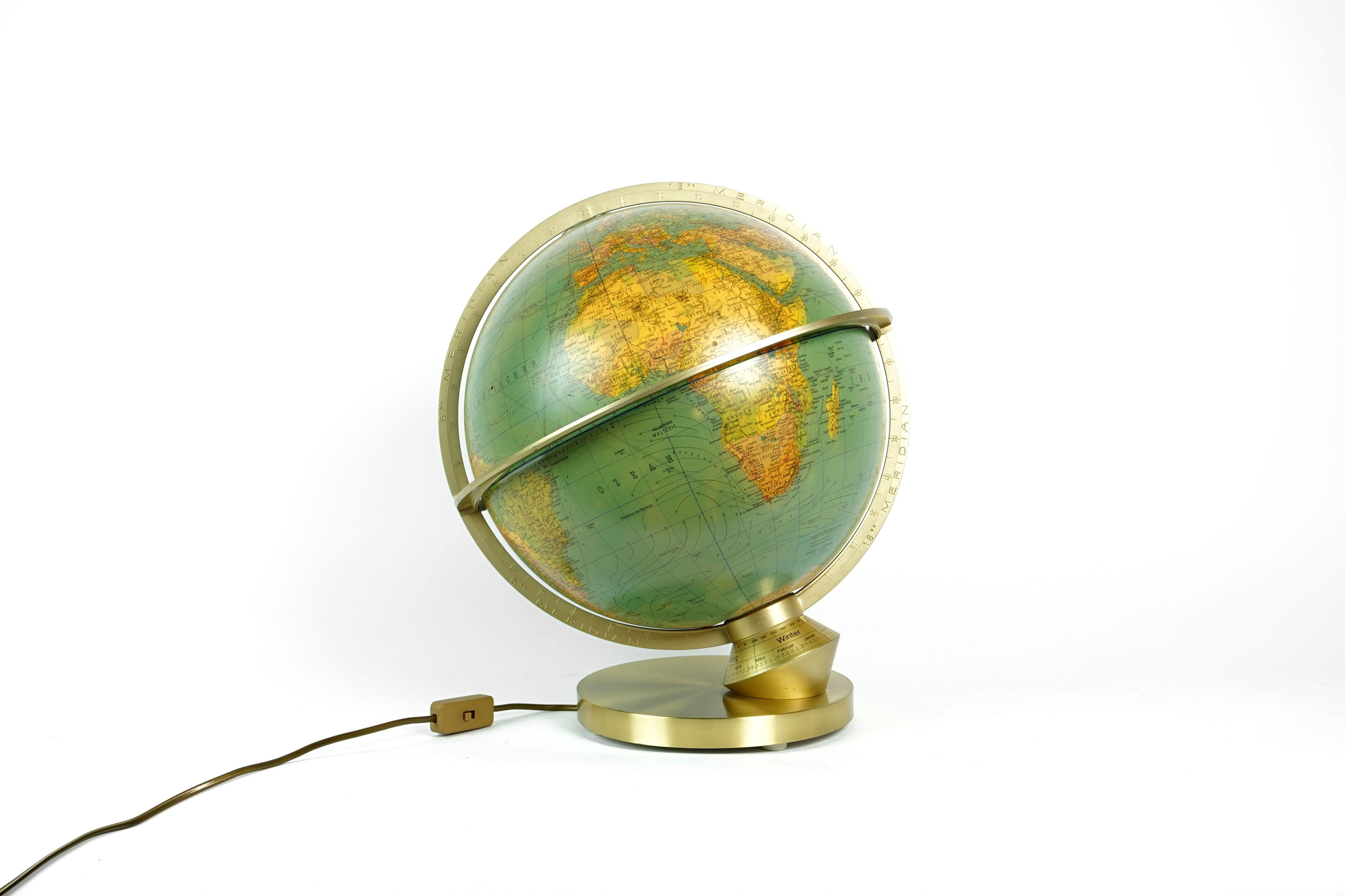 Mid-Century Modern piece of World Globe Light from Columbus, in the 1970s. 

No other Globe tells that much about the World than this rare piece of Globe: - Day/Night presentation
- Twilight Zone
- Eternal Clock
- Adjustable Seasons
-