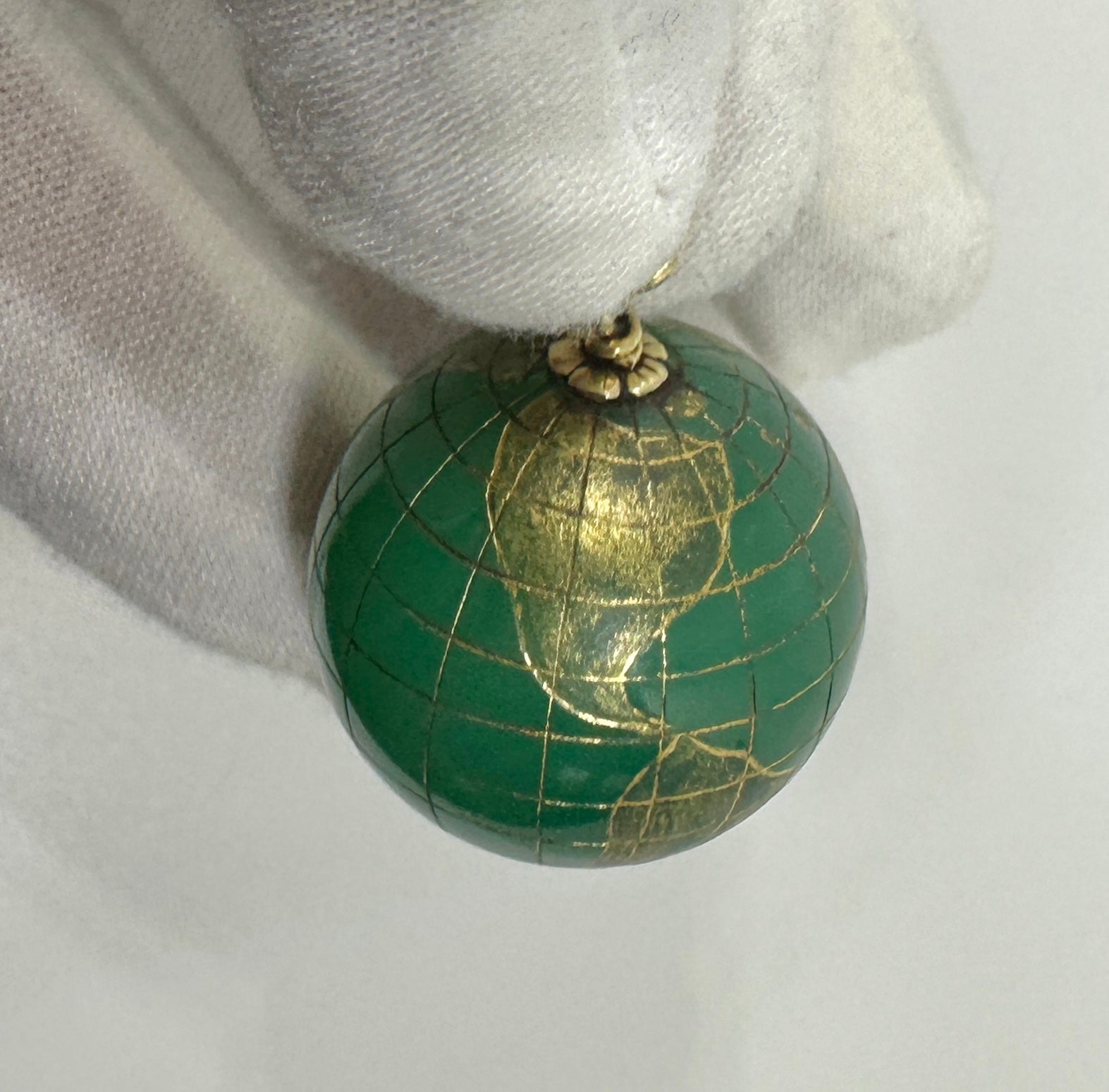 VOICI UN MAGNIFIQUE PENDENTIF OU CHARME ANTIQUE ART DÉCO - RÉTRO EN FORME DE GLOBE TERRESTRE EN CHRYSOPHRASE ET OR 14 CARATS.  LE FABULEUX GLOBE EST EN CHRYSOPRASE VERTE ET LA CARTE DES PAYS DU MONDE EST APPLIQUÉE EN OR.  LES BALLES SONT EN OR JAUNE
