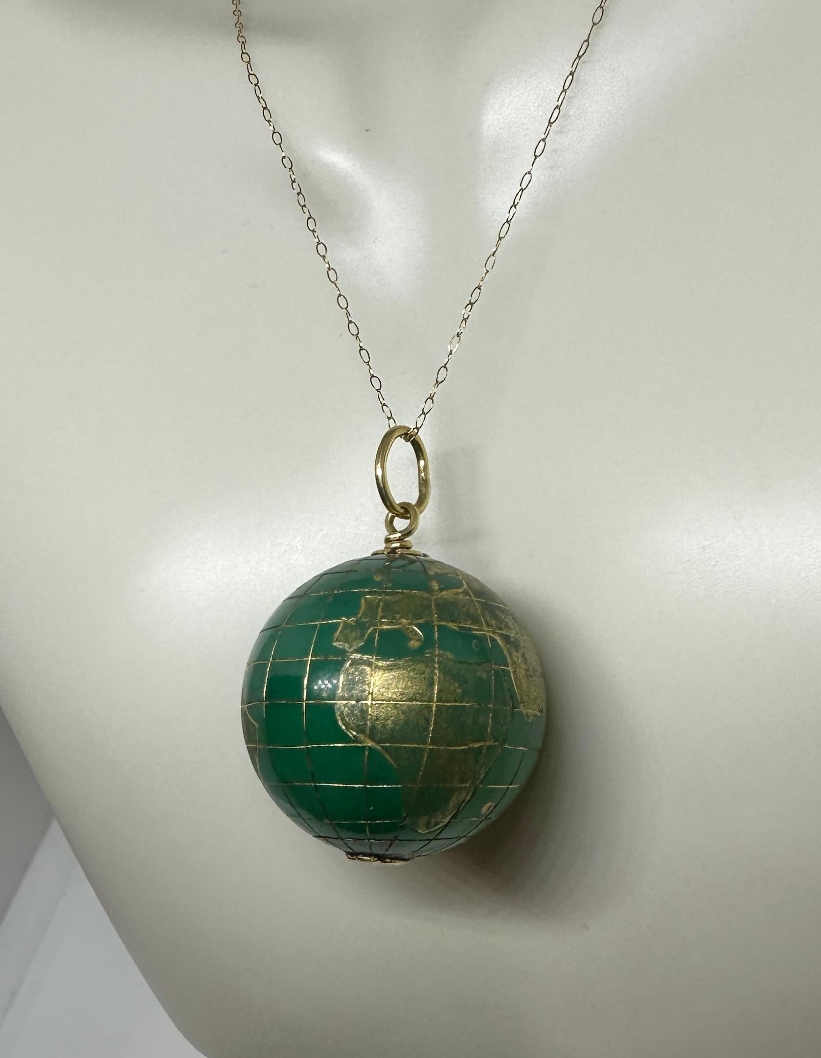 Collier breloque pendentif rétro ancien chrysophrase en or 14 carats Excellent état - En vente à New York, NY