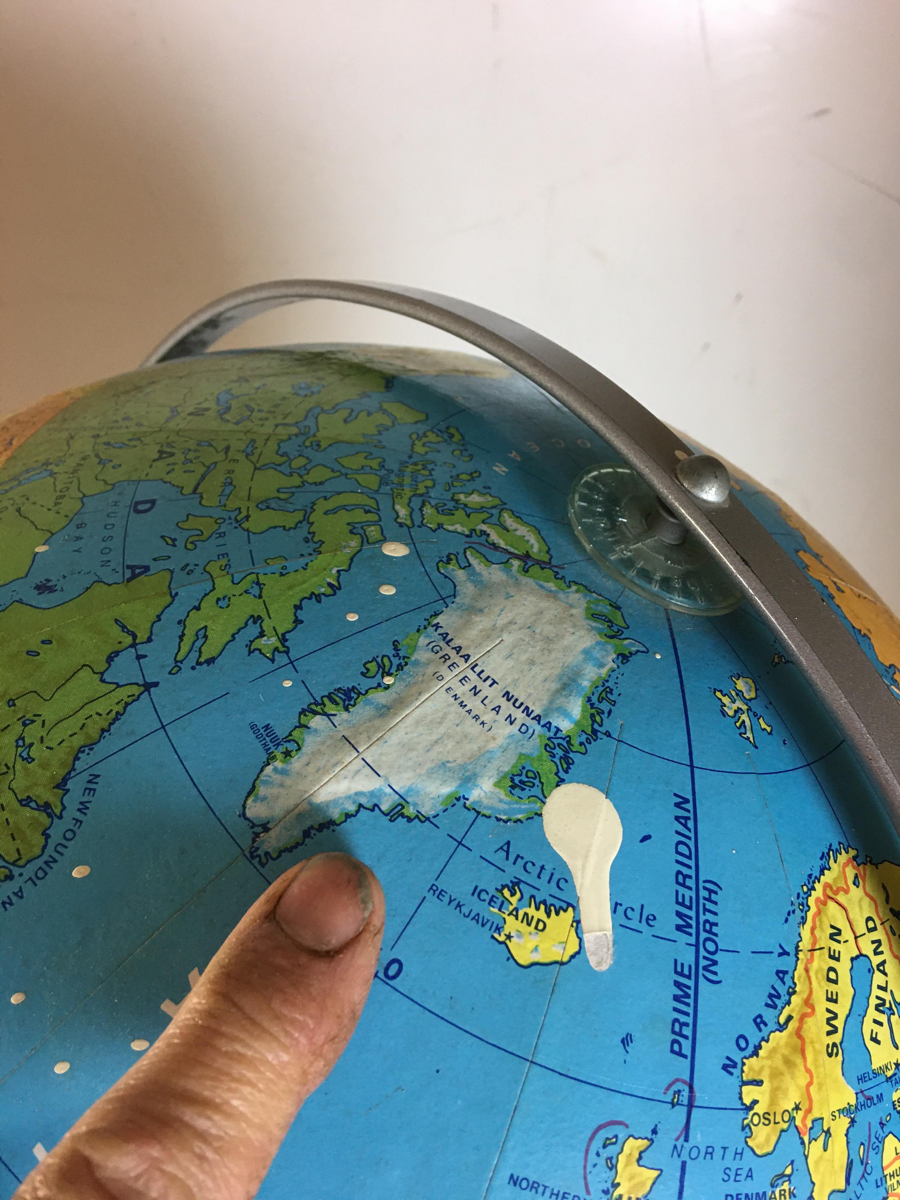 World Globe on Stand In Good Condition In Philadelphia, PA