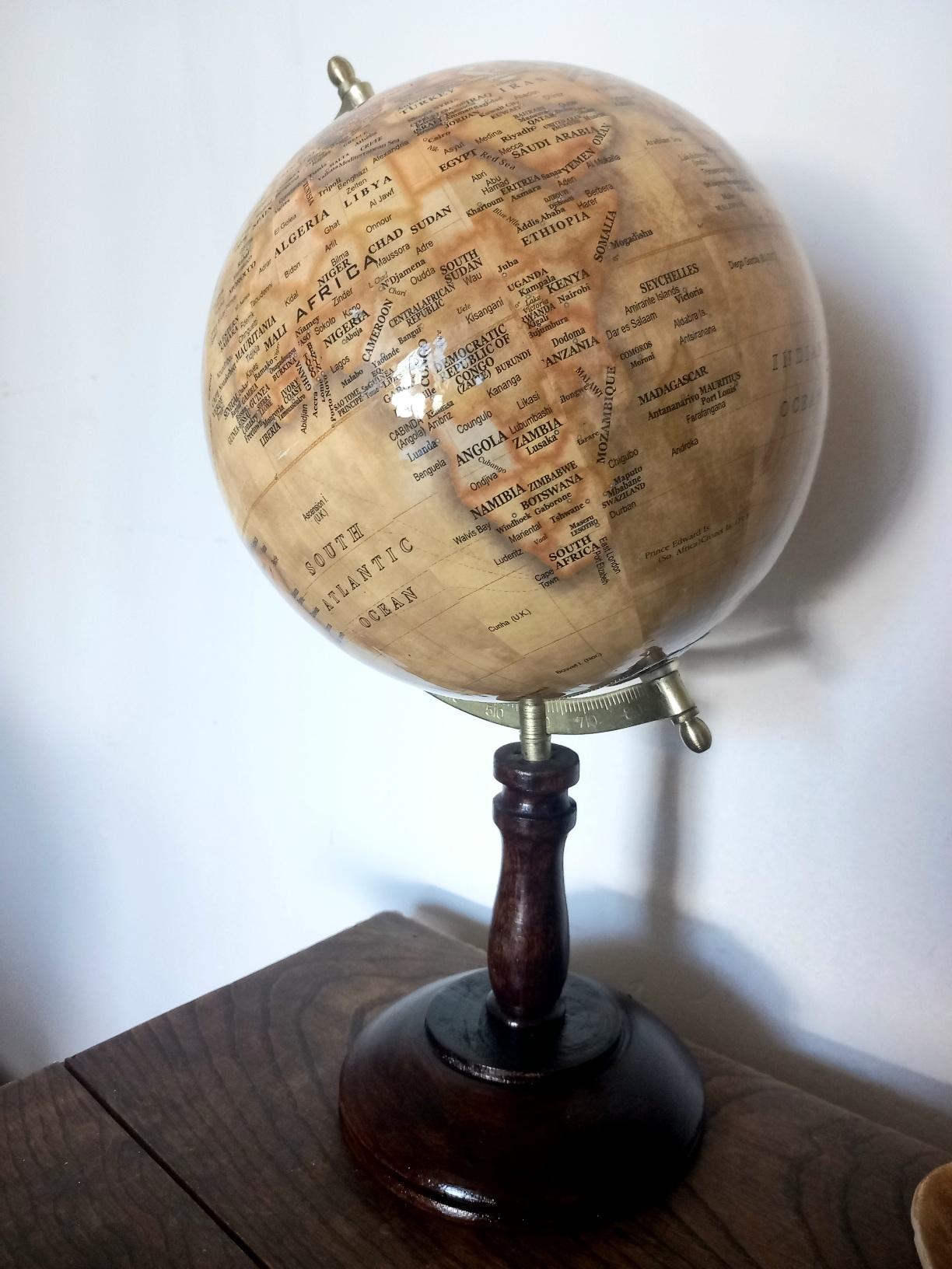 Beautiful and elegant ball of the world to decorate any studio, living room or bedroom, it is small, with the base about 26 cm high and 10 wide.