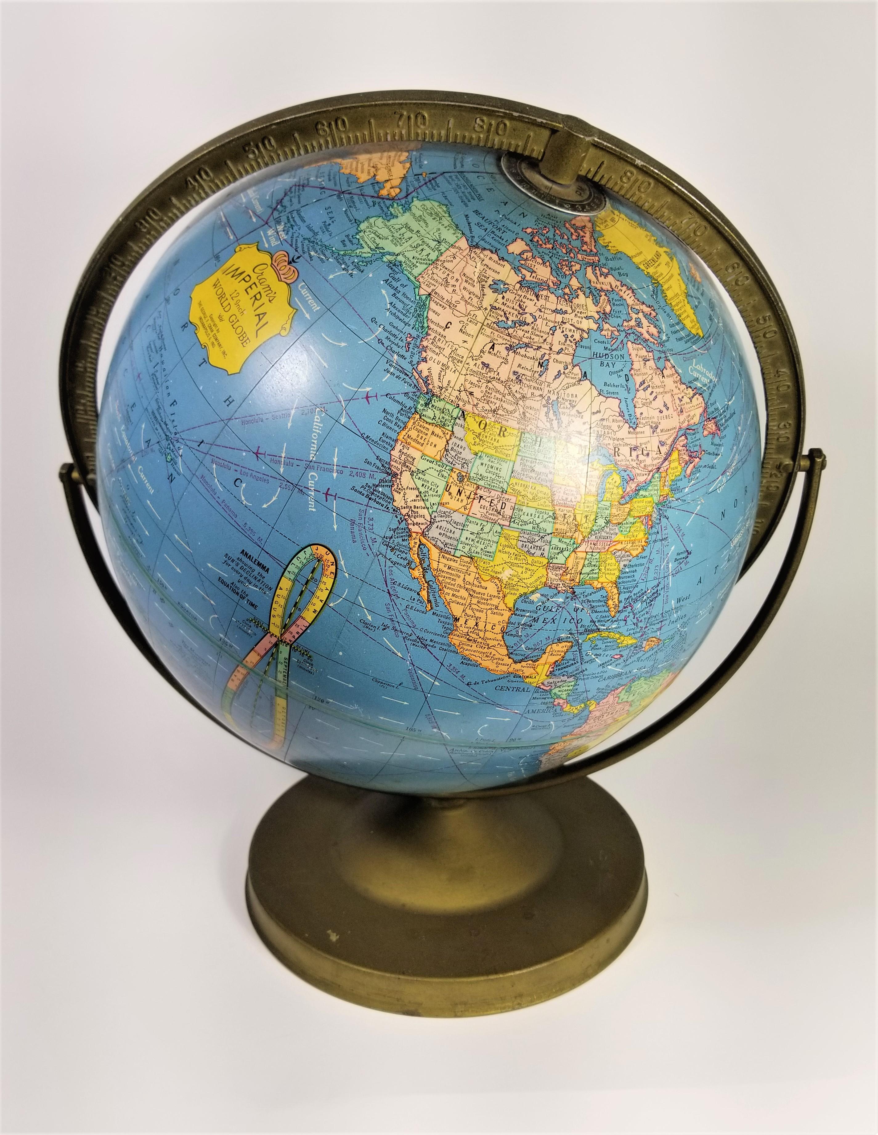 Vintage Cram's Imperial World Globe. Um 1950. Der eigentliche Globus hat einen Durchmesser von 12 Zoll. Messingfarbener Sockel.  