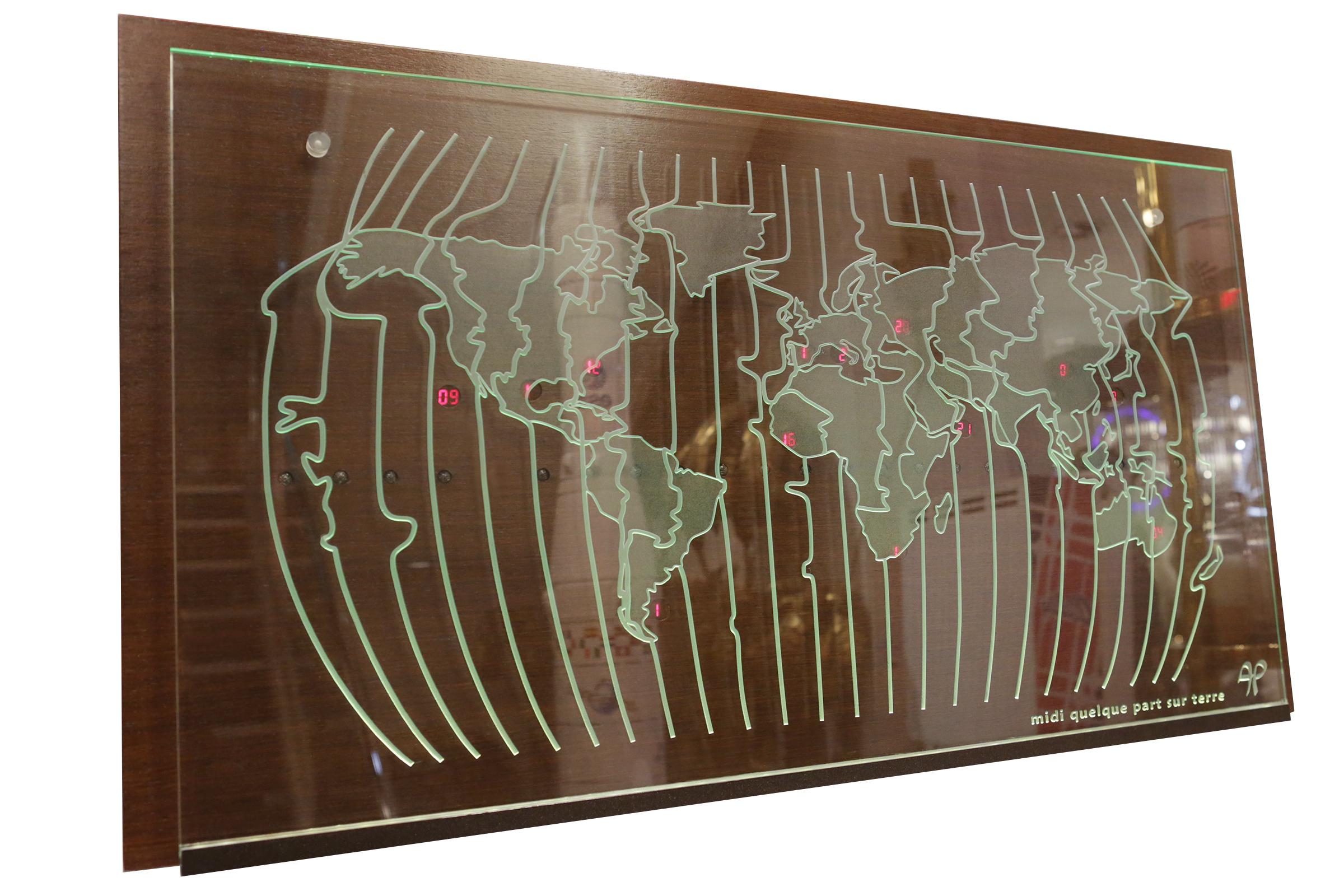 Clock world map with natural solid wengue wood
back panel on which are placed different time zone
all around the world. With 9 amber diode placed on
the equator lines which indicates the daylight position.
With an engraved drawing of world's