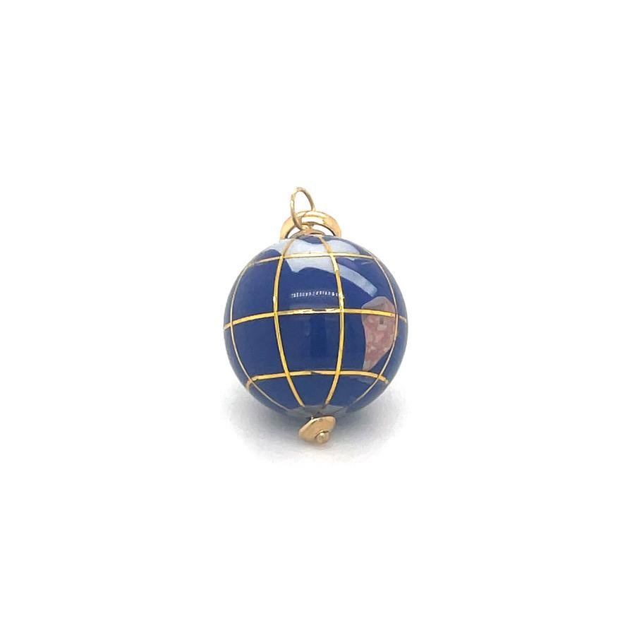 Charmanter Charme für den Weltreisenden:  ein figürlicher Globus.  14K Gelbgold  mit blauem Emaillehintergrund.  Die Kontinente sind in beiger, blauer und weißer Emaille abgebildet.  Ein halber Zoll im Durchmesser.  Eine fröhliche Art, sich an seine