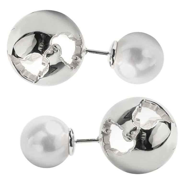 World shaped rhodium earrings with shell white pearls  For Sale