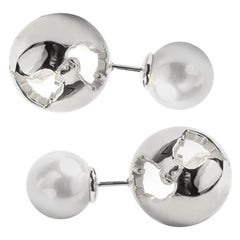 World shaped rhodium earrings with shell white pearls 