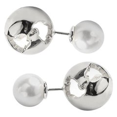 World shaped rhodium earrings with shell white pearls