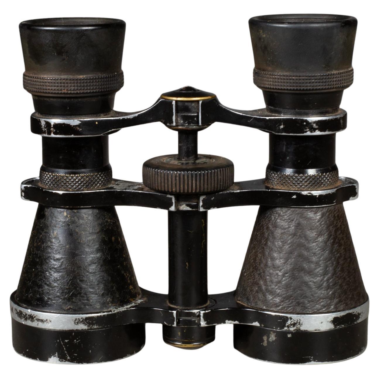 CIRCA

Binocolo da campo militare tedesco in pelle e metallo dell'epoca della Prima Guerra Mondiale. Gli obiettivi hanno un diametro di 40 mm e le loro ottiche sono buone. Il telaio è in metallo e le canne sono rivestite in pelle. Ogni oculare ha la