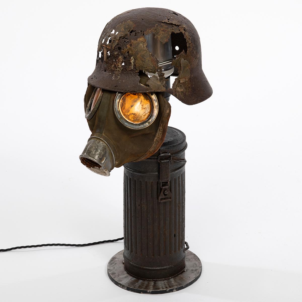 2. Weltkrieg Tischlampe 'Deutsche Luftwaffe Stahlhelm, Gasmaske und Kanister '. 7