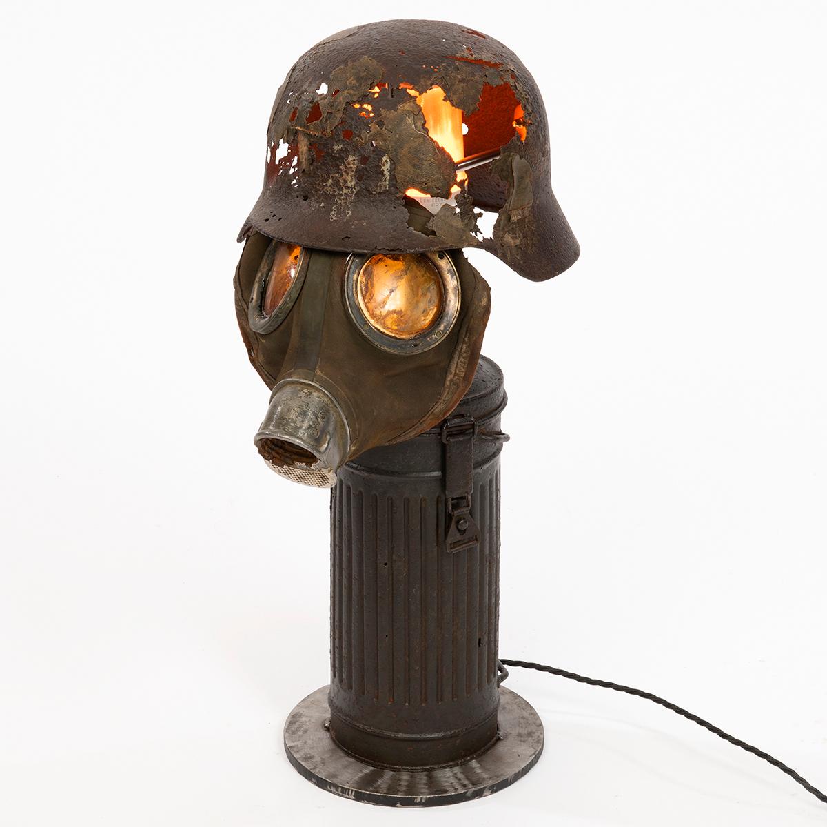 2. Weltkrieg Tischlampe 'Deutsche Luftwaffe Stahlhelm, Gasmaske und Kanister '. im Zustand „Relativ gut“ in Canterbury, England