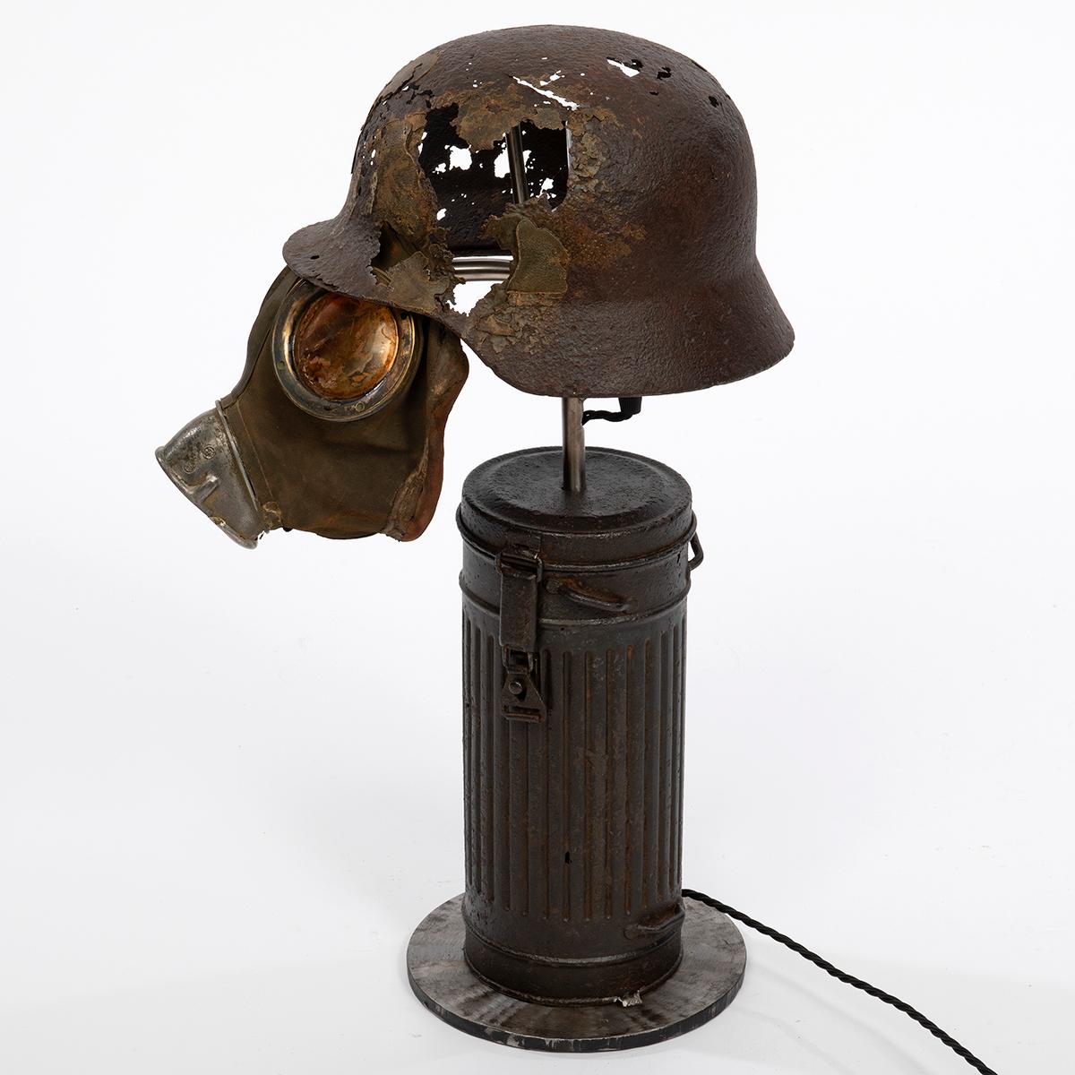 2. Weltkrieg Tischlampe 'Deutsche Luftwaffe Stahlhelm, Gasmaske und Kanister '. für Damen oder Herren