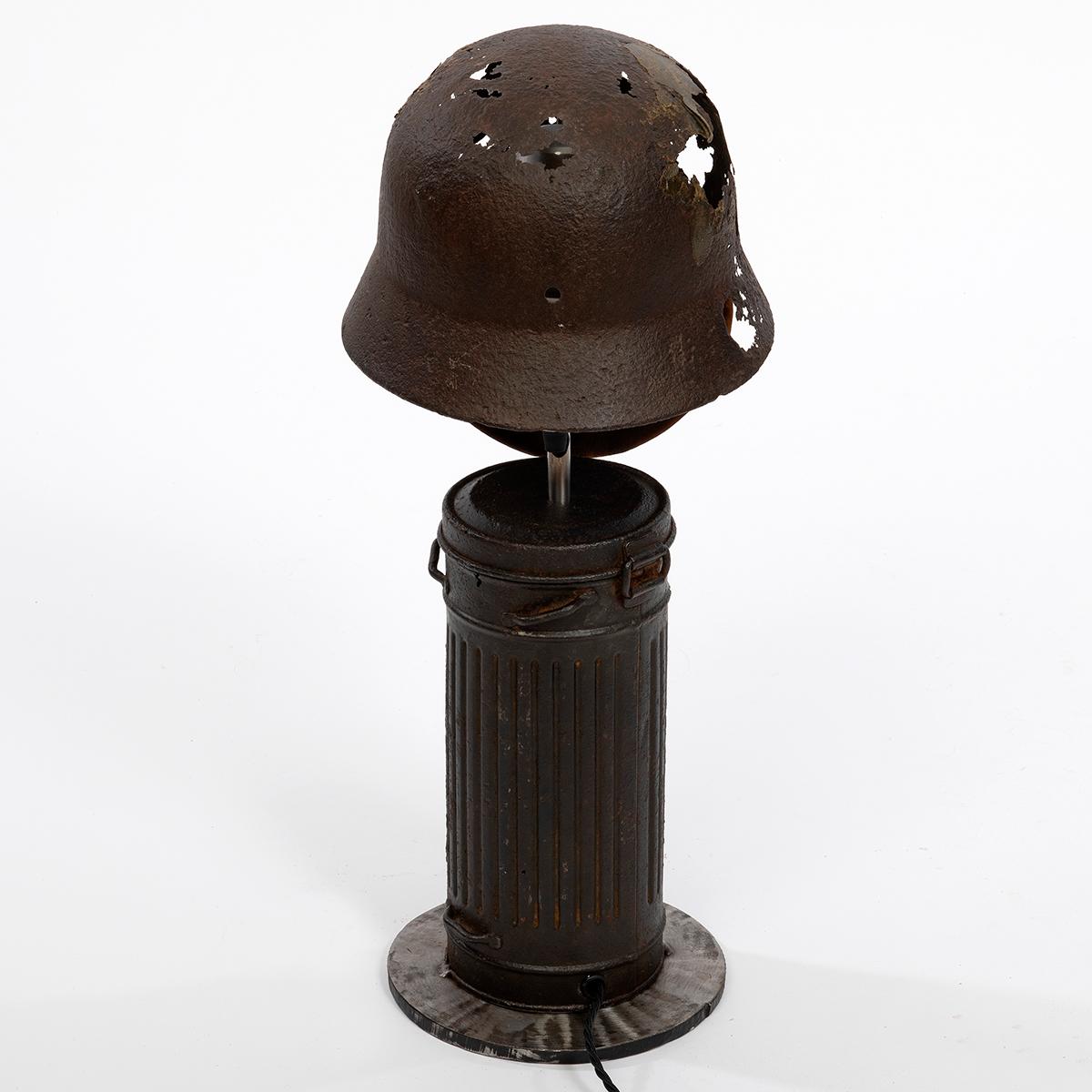 2. Weltkrieg Tischlampe 'Deutsche Luftwaffe Stahlhelm, Gasmaske und Kanister '. 2