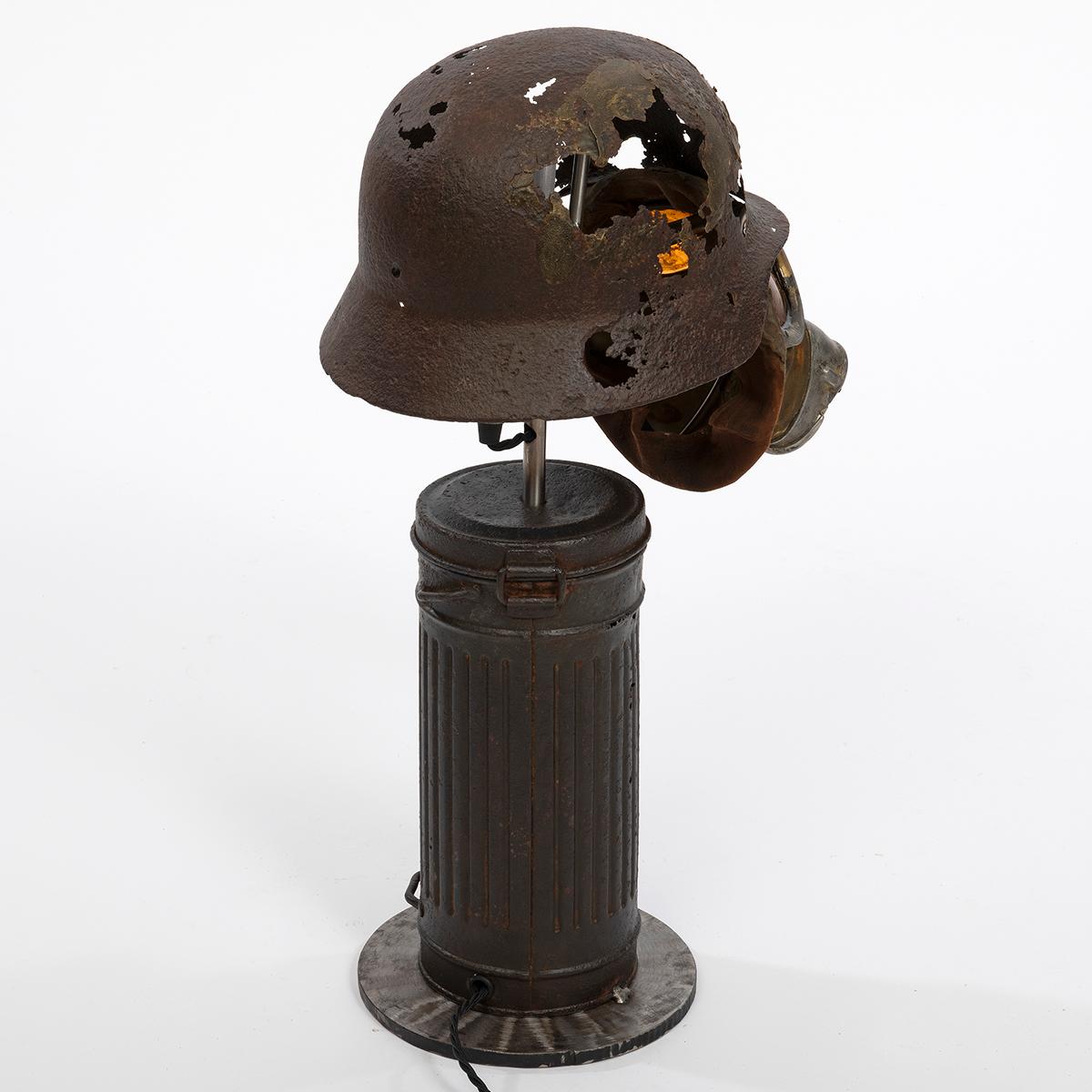 2. Weltkrieg Tischlampe 'Deutsche Luftwaffe Stahlhelm, Gasmaske und Kanister '. 3