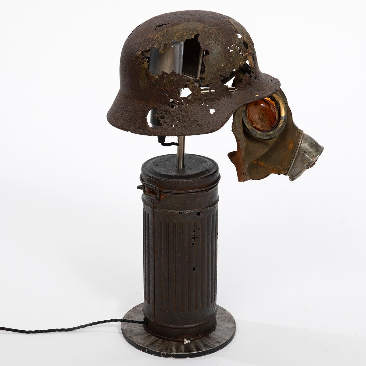 2. Weltkrieg Tischlampe 'Deutsche Luftwaffe Stahlhelm, Gasmaske und Kanister '. 4