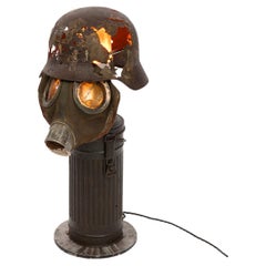 Lampe de table de la Seconde Guerre mondiale 'Casque en acier de la Luftwaffe, masque à gaz et cartouche'.