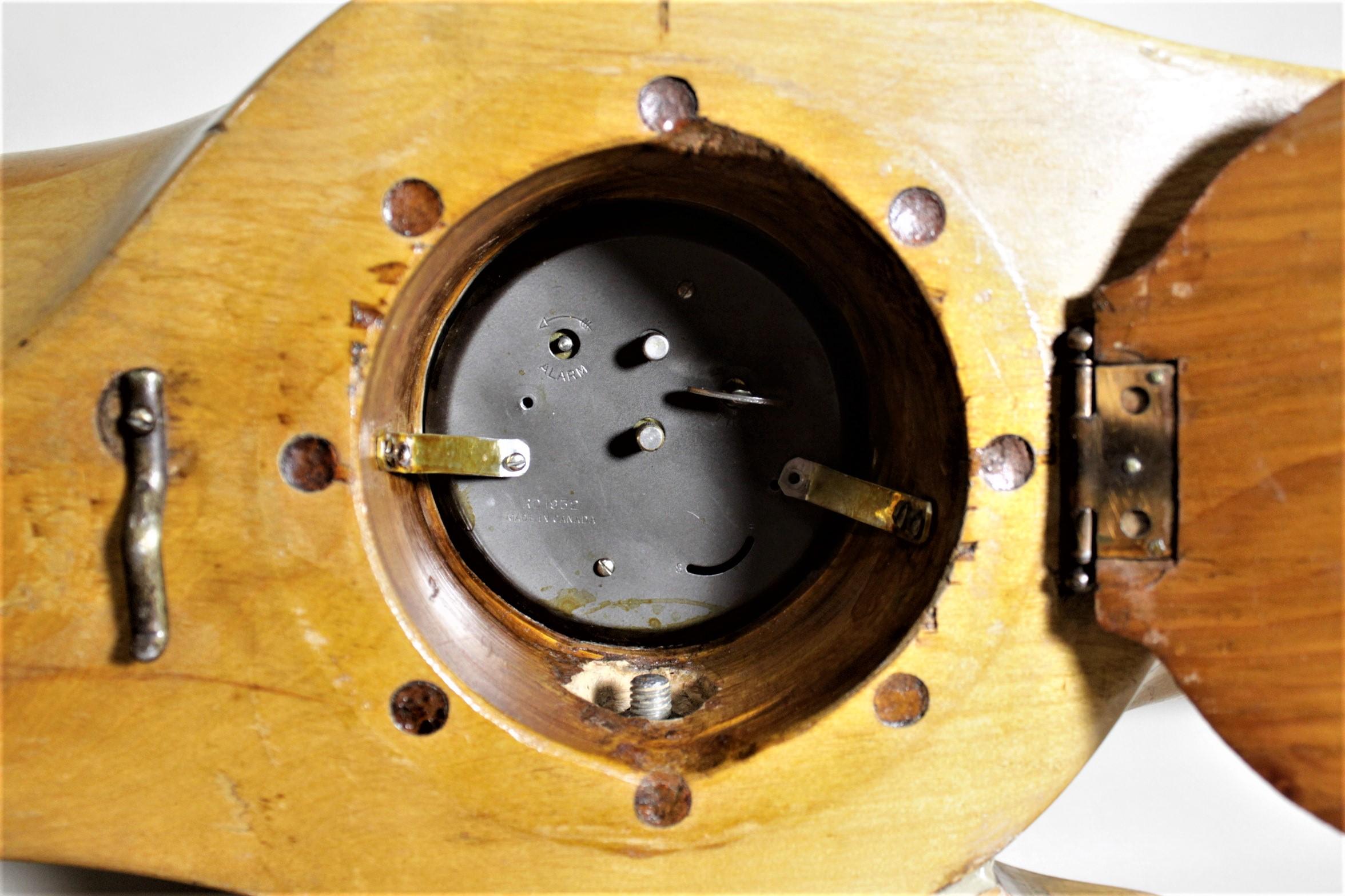 Artisanat Horloge de cheminée en bois avec hélice d'avion de la Seconde Guerre mondiale. en vente