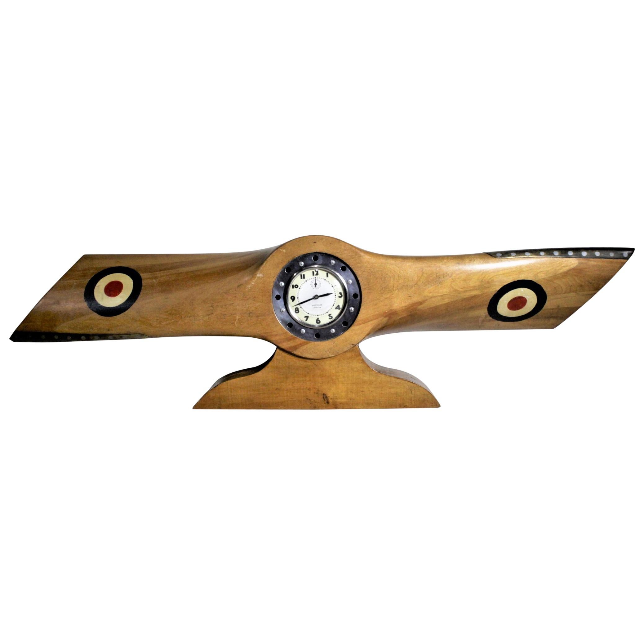 Horloge de cheminée en bois avec hélice d'avion de la Seconde Guerre mondiale. en vente