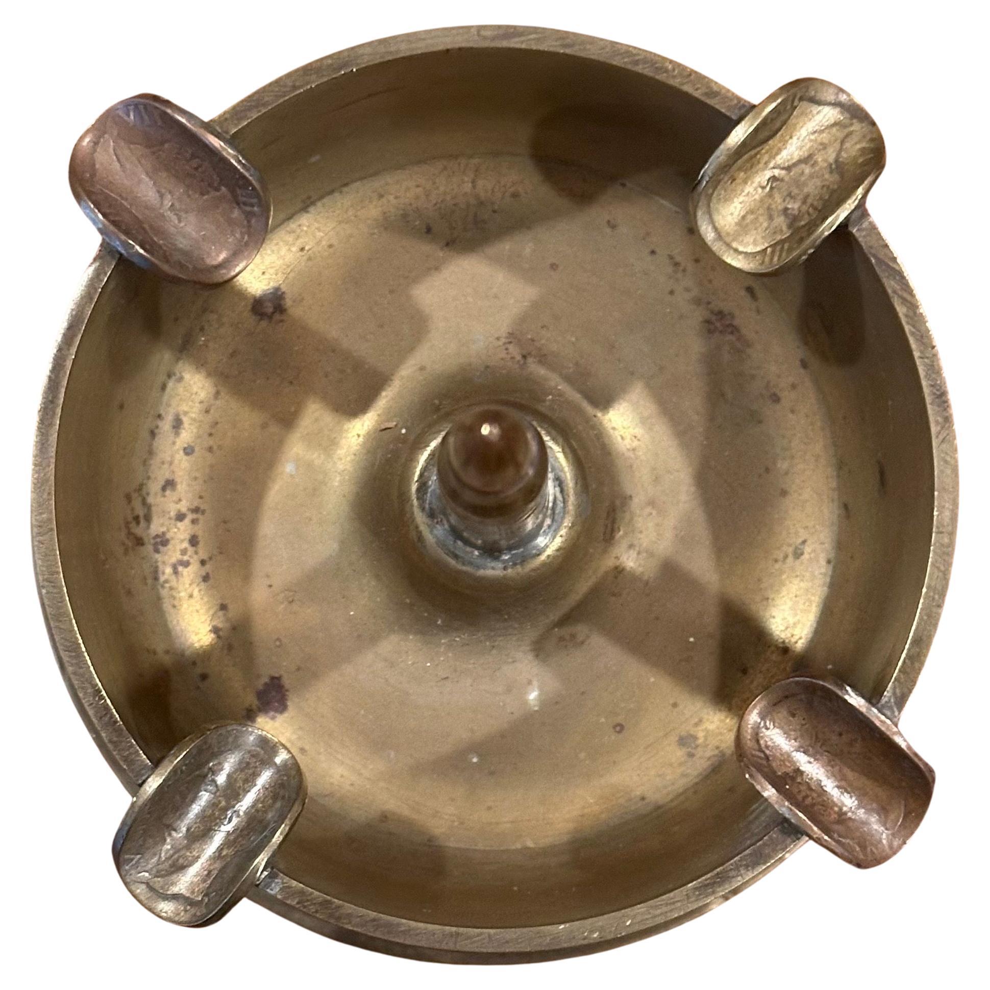 Munition Trench Art Aschenbecher aus Messing und Münze aus dem Zweiten Weltkrieg (amerikanisch) im Angebot
