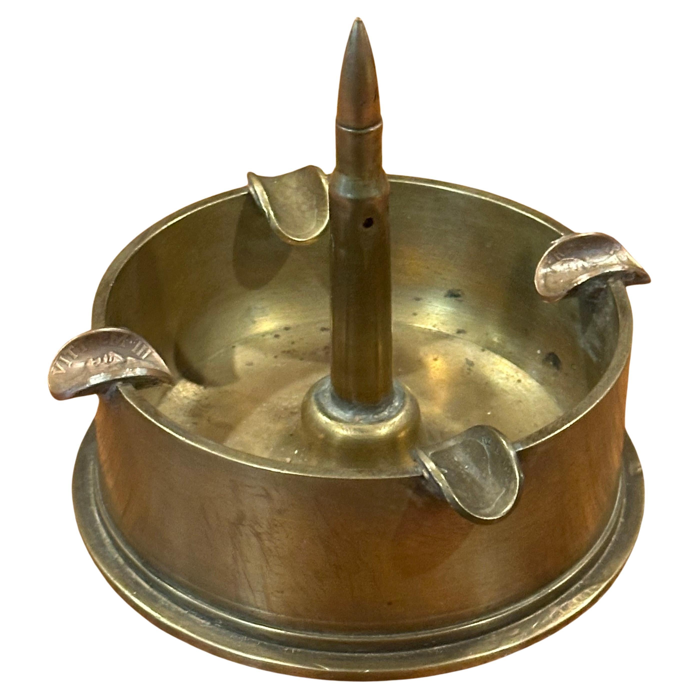 Munition Trench Art Aschenbecher aus Messing und Münze aus dem Zweiten Weltkrieg im Angebot