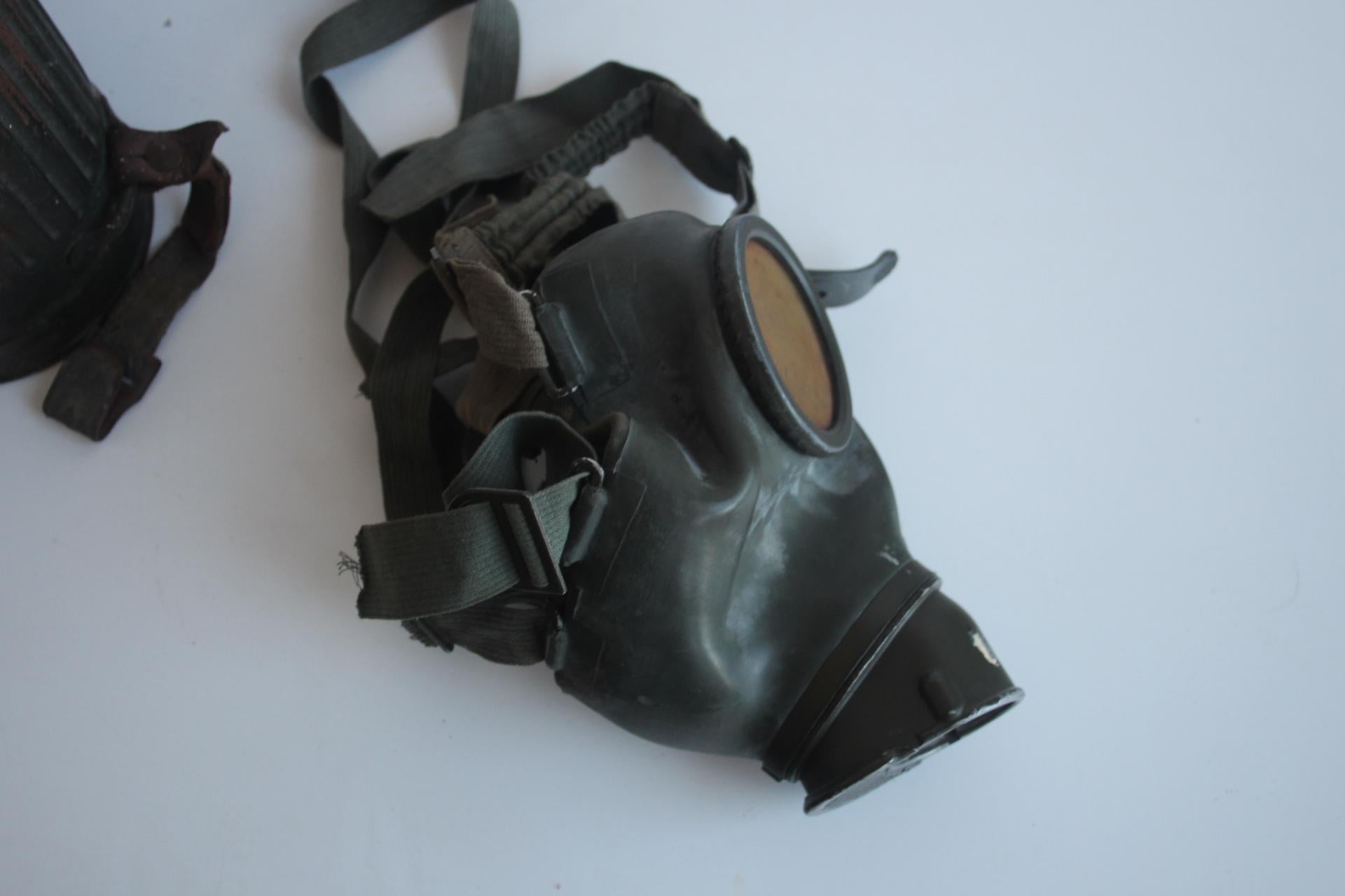 Original-Gasmaske aus dem Zweiten Weltkrieg mit Namensschild und Dienstgrad des Soldaten, um 1940 im Angebot 5