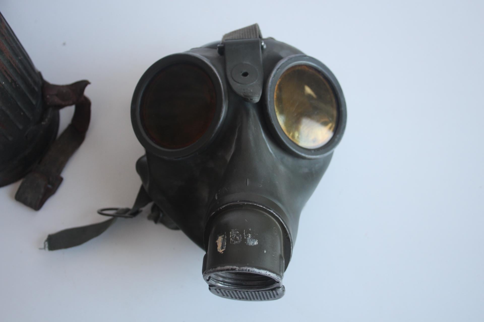 Original-Gasmaske aus dem Zweiten Weltkrieg mit Namensschild und Dienstgrad des Soldaten, um 1940 im Angebot 6