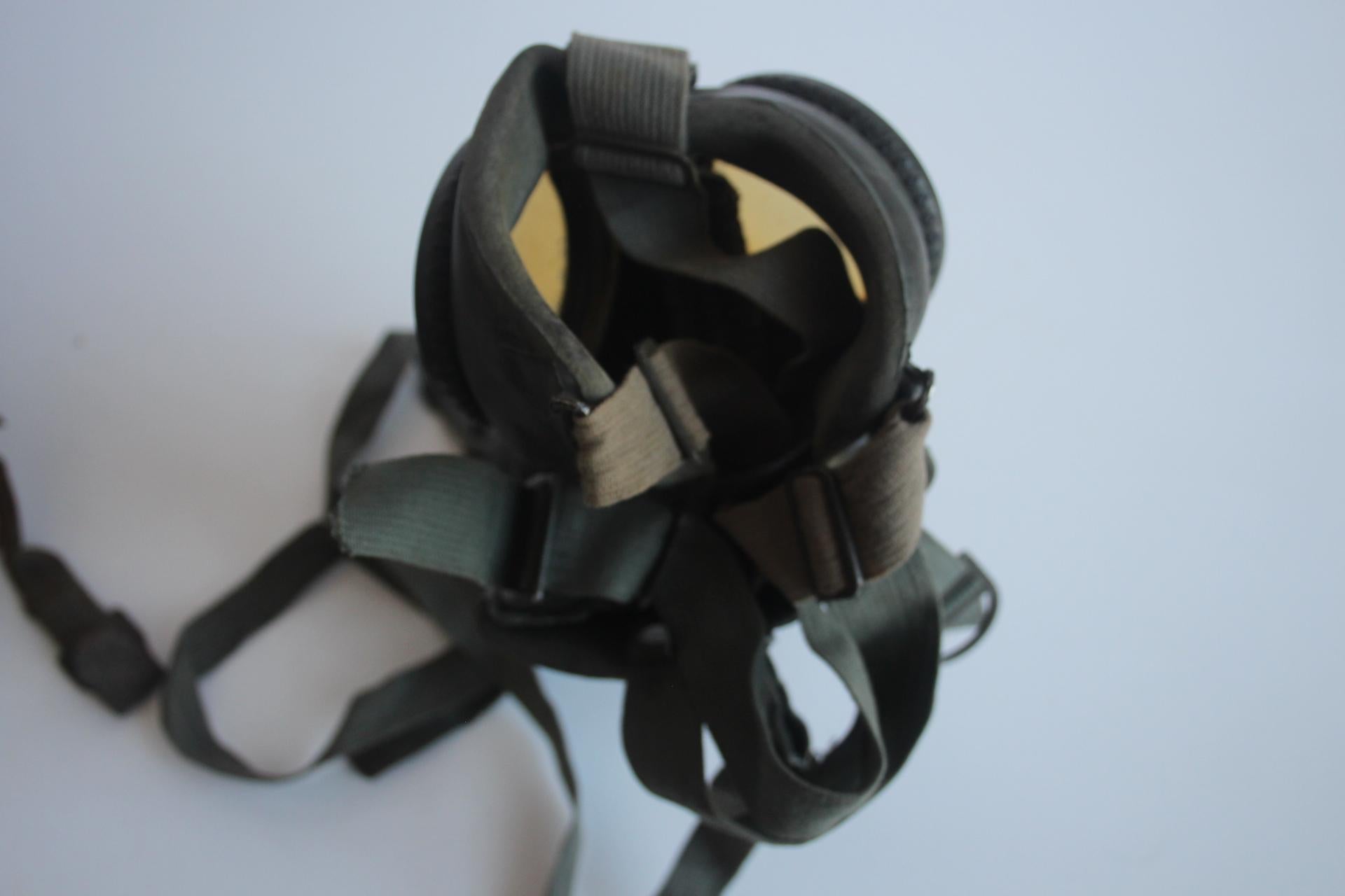 Original-Gasmaske aus dem Zweiten Weltkrieg mit Namensschild und Dienstgrad des Soldaten, um 1940 im Angebot 7
