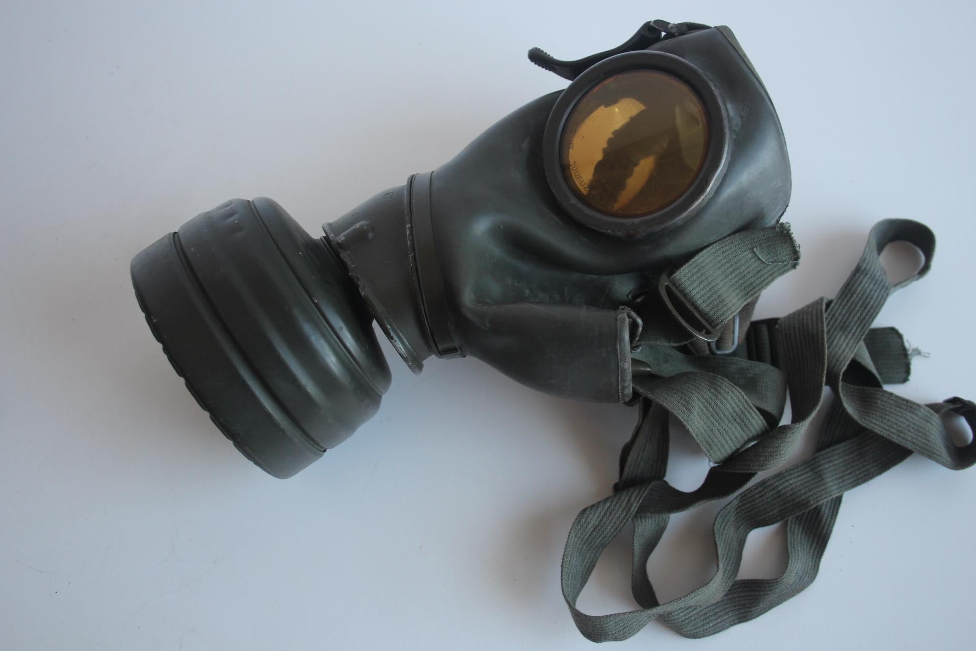 Original-Gasmaske aus dem Zweiten Weltkrieg mit Namensschild und Dienstgrad des Soldaten, um 1940 im Angebot 8