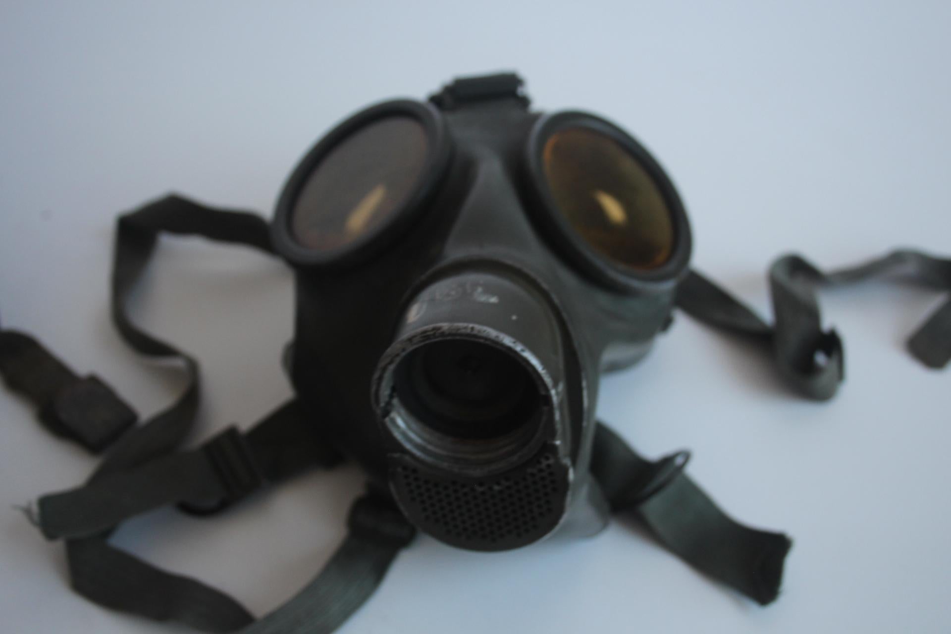 Original-Gasmaske aus dem Zweiten Weltkrieg mit Namensschild und Dienstgrad des Soldaten, um 1940 im Angebot 9