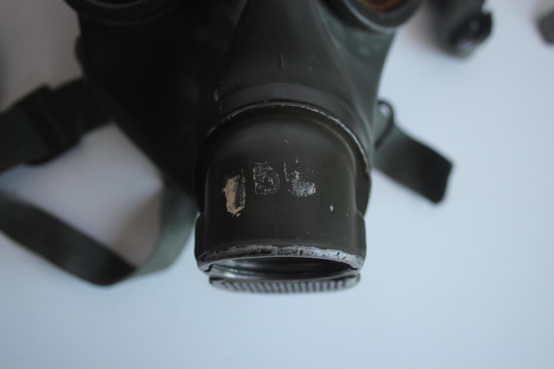 Original-Gasmaske aus dem Zweiten Weltkrieg mit Namensschild und Dienstgrad des Soldaten, um 1940 im Angebot 10