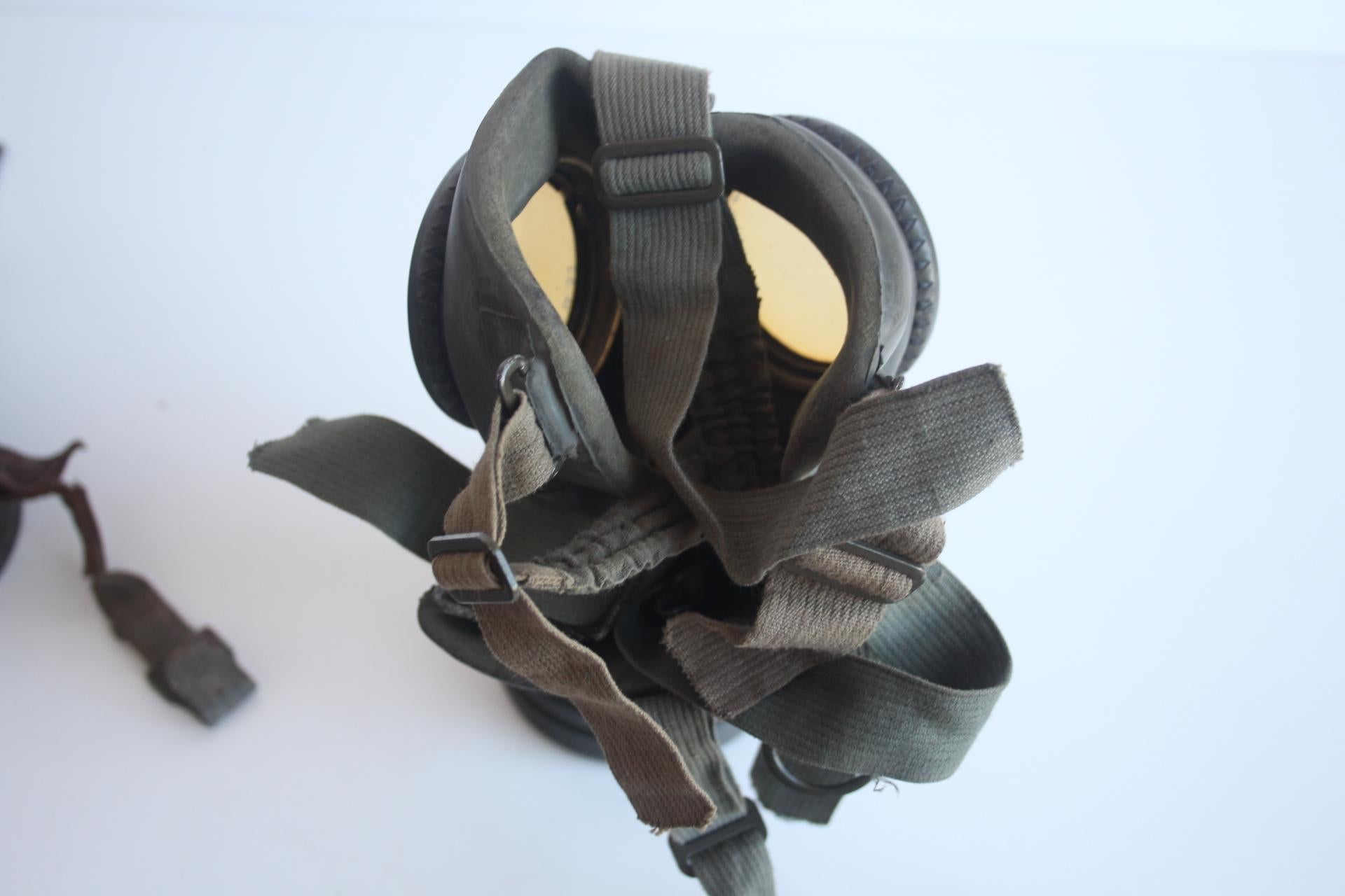 Original-Gasmaske aus dem Zweiten Weltkrieg mit Namensschild und Dienstgrad des Soldaten, um 1940 im Angebot 11