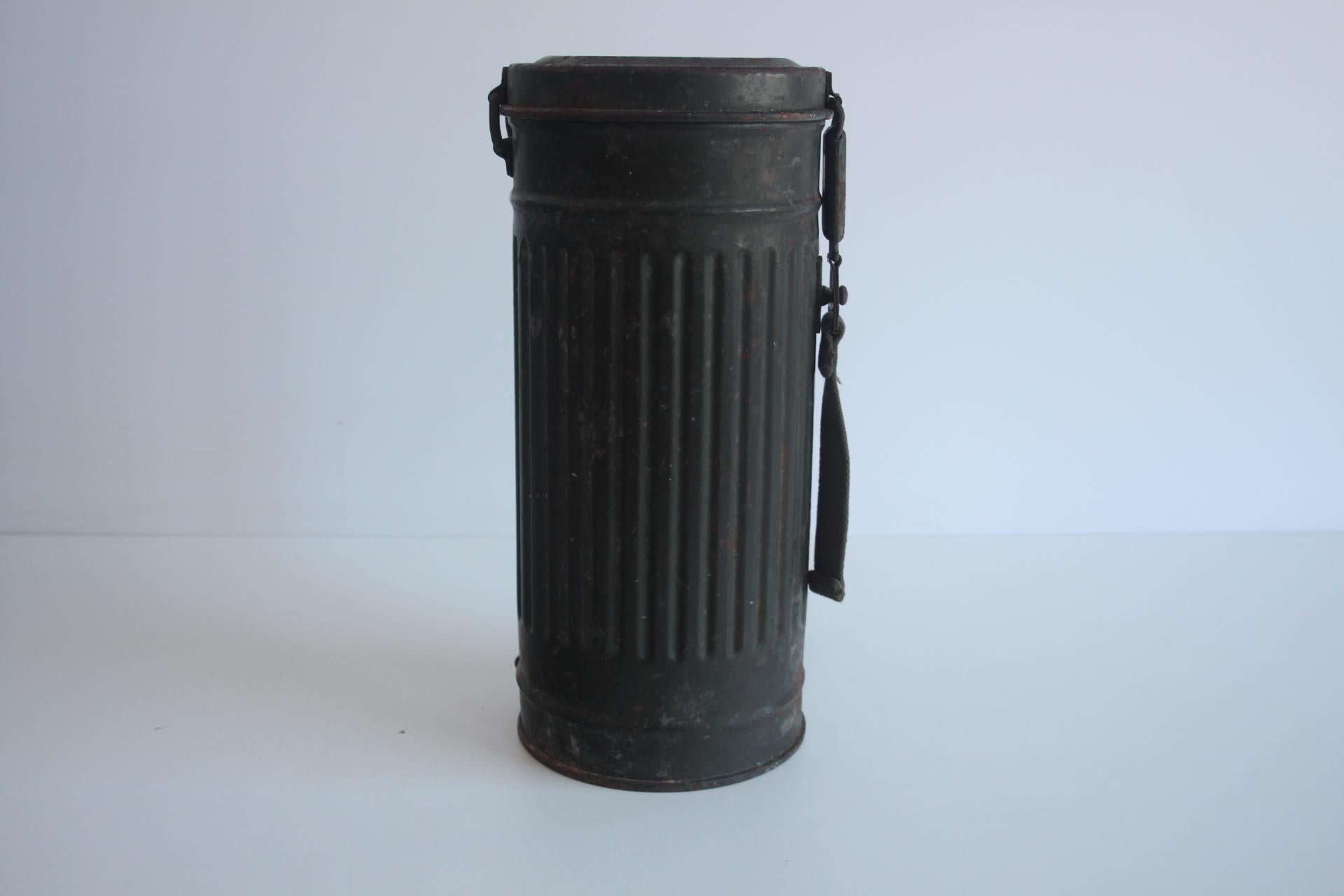 Original Gasmaske mit verstellbaren Bändern, mit Filter und Dose
Geeignet für Sammler, oder als Dekoration
Namensschild und Dienstgrad des Soldaten siehe Foto
Wir haben auch andere Artefakte dieses Soldaten (Gürtel, Bajonett,