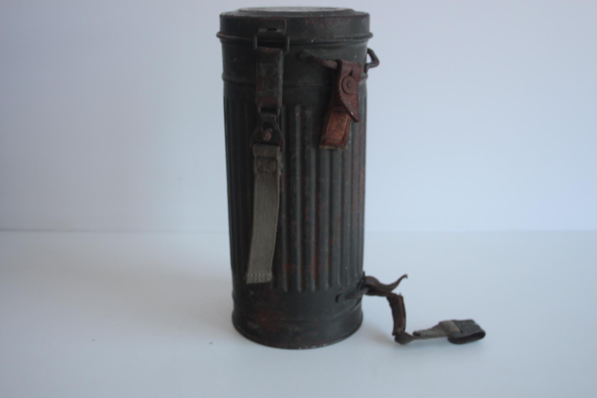 Original-Gasmaske aus dem Zweiten Weltkrieg mit Namensschild und Dienstgrad des Soldaten, um 1940 (Deutsch) im Angebot