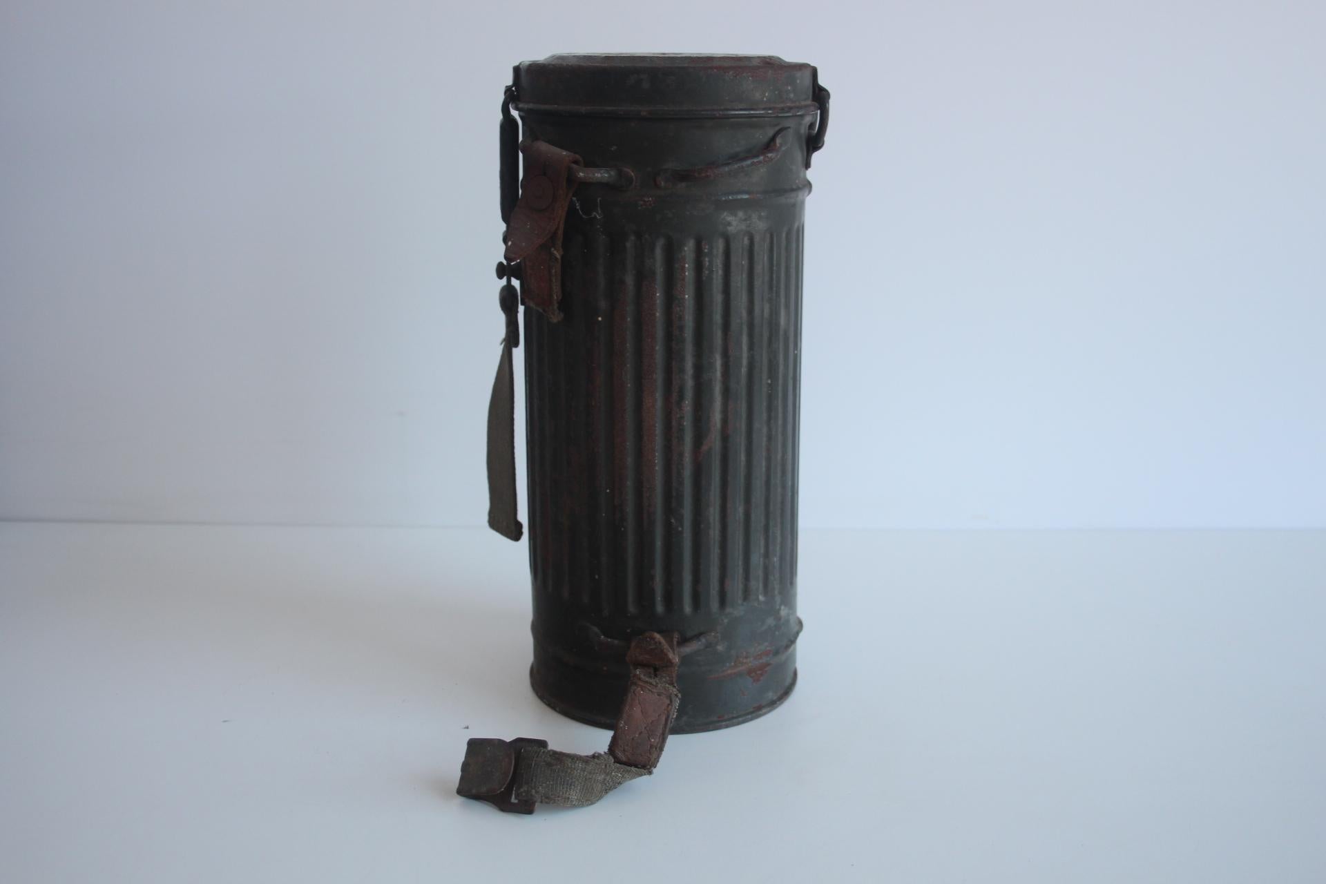 Original-Gasmaske aus dem Zweiten Weltkrieg mit Namensschild und Dienstgrad des Soldaten, um 1940 im Zustand „Gut“ im Angebot in Praha, CZ