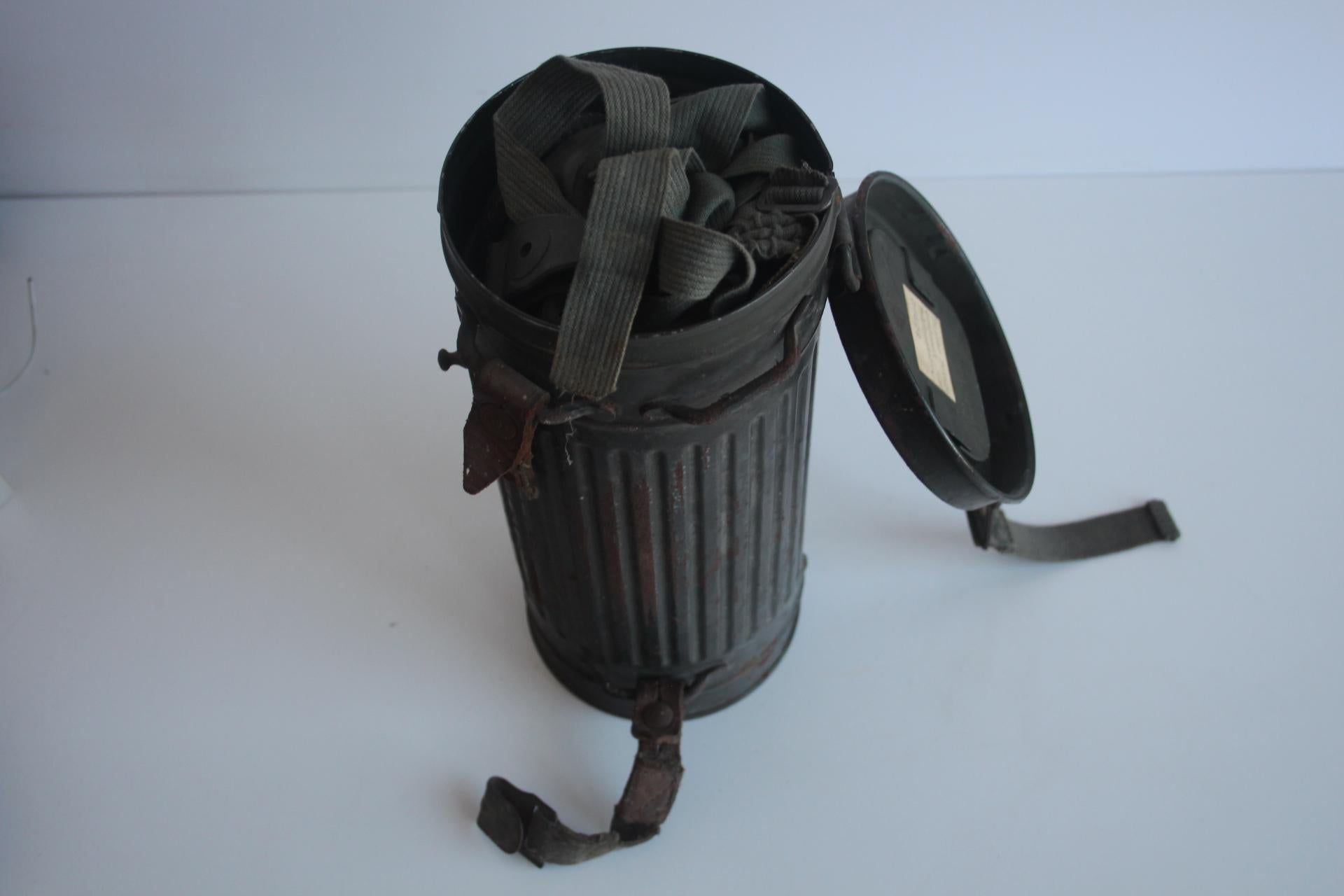 Original-Gasmaske aus dem Zweiten Weltkrieg mit Namensschild und Dienstgrad des Soldaten, um 1940 (Mitte des 20. Jahrhunderts) im Angebot