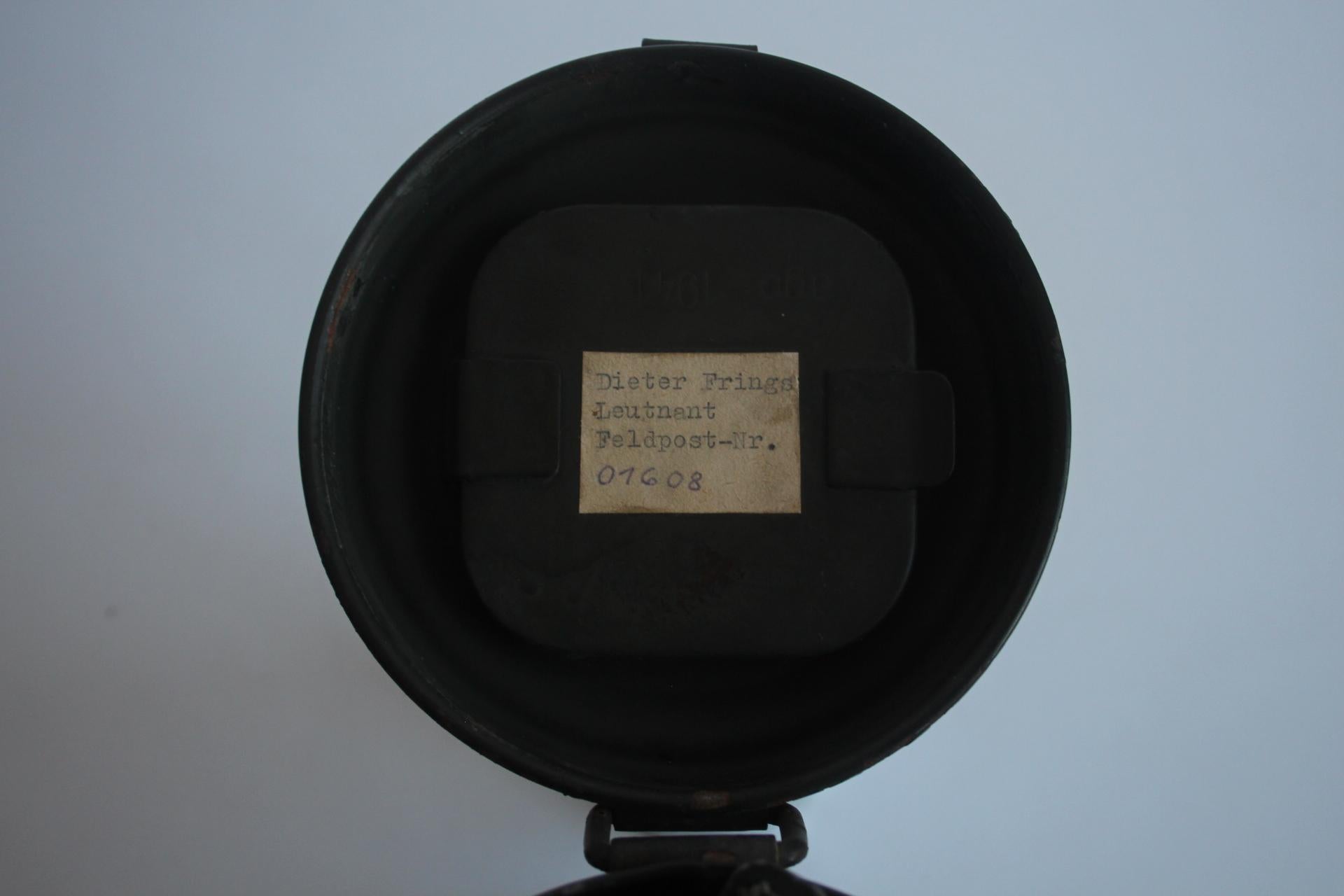 Original-Gasmaske aus dem Zweiten Weltkrieg mit Namensschild und Dienstgrad des Soldaten, um 1940 (Metall) im Angebot
