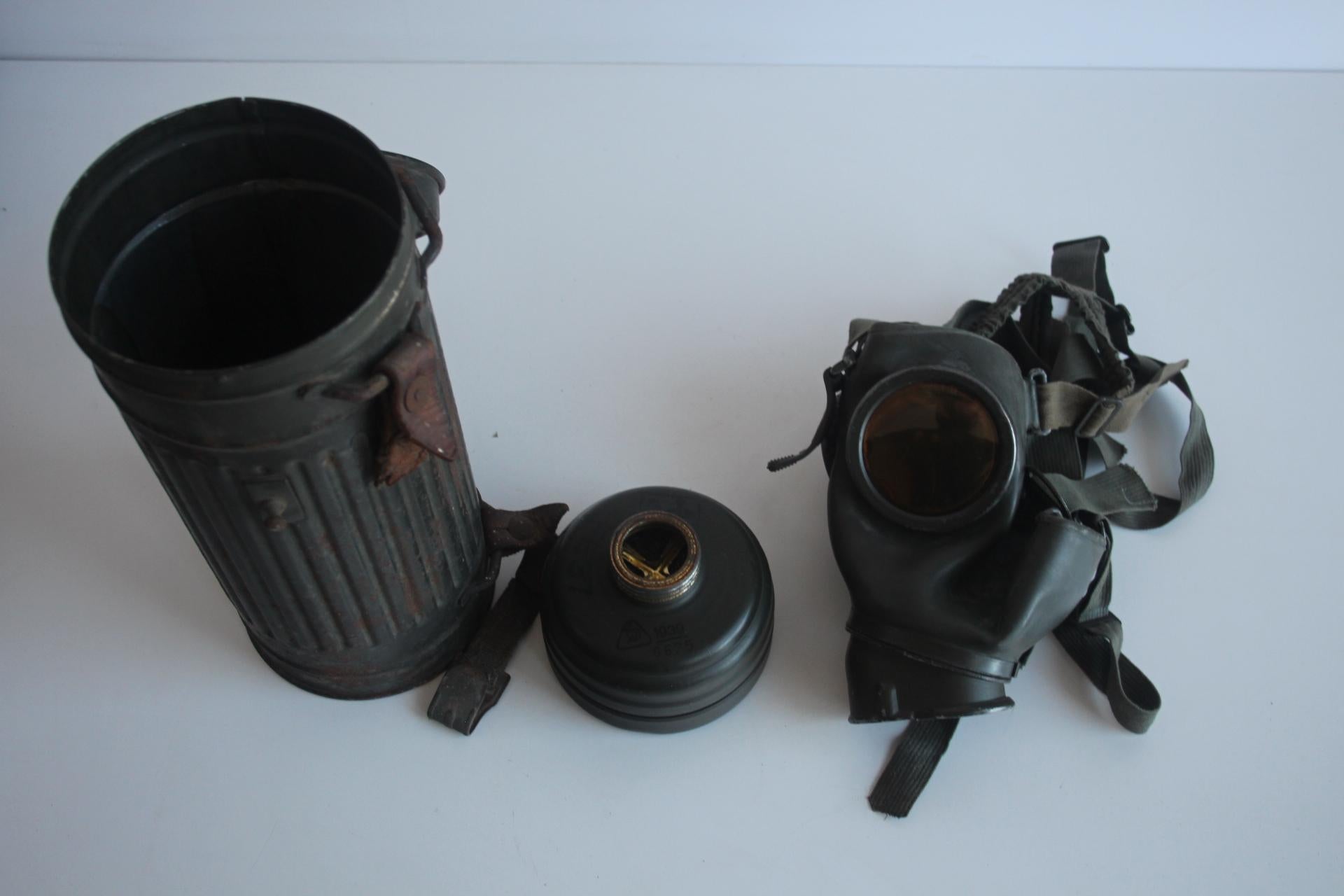 Original-Gasmaske aus dem Zweiten Weltkrieg mit Namensschild und Dienstgrad des Soldaten, um 1940 im Angebot 1