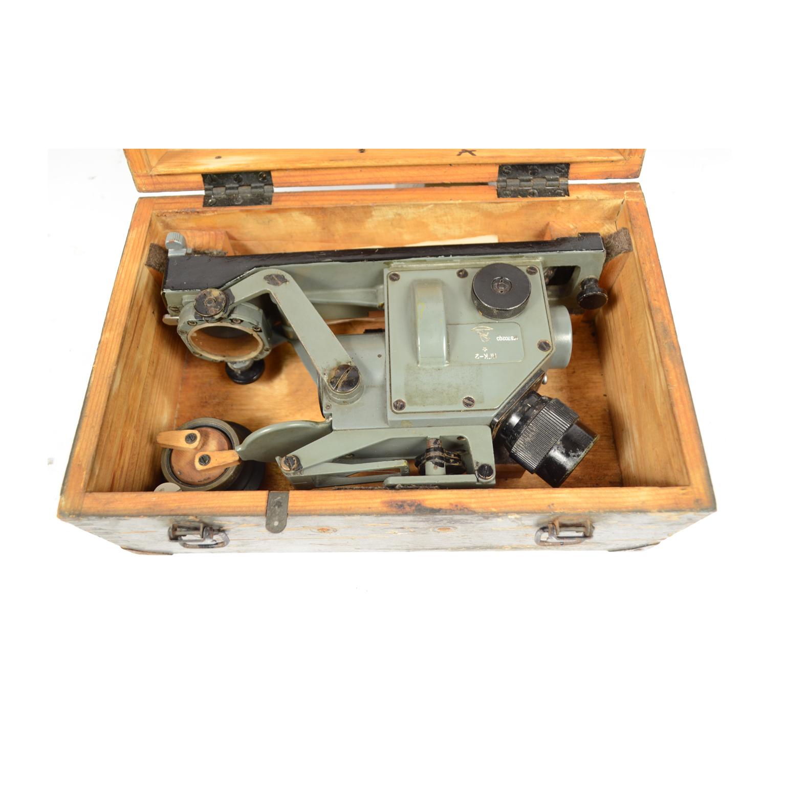 World War II sextant made in Russia, of gray painted metal complete with original wooden box with accessories. Good condition. Measures: Box 31 x 20 cm H 12.8 - inches 12.2 x 7.87 H 5.
Shipping in insured by Lloyd's London and the gift box is free