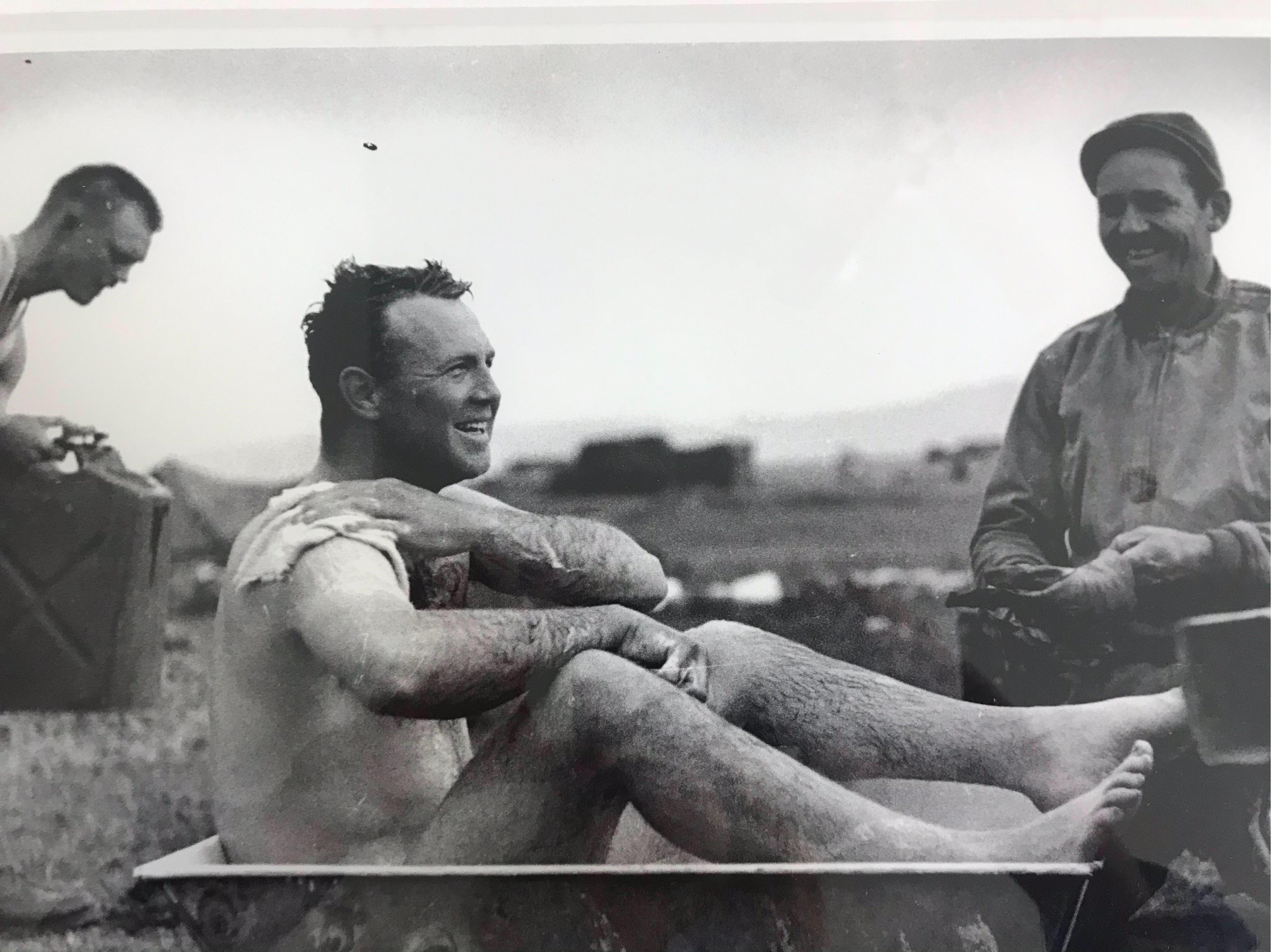 Ésta es una fotografía única de un avión burbuja de la Segunda Guerra Mundial, realizada por el fotógrafo de Hollywood Phil Stern en la década de 1940. Esta foto muestra a uno de los Rangers de Darby bañándose en una bañera durante la guerra. Esta