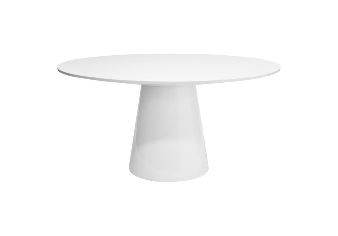 Ein monolithischer und skulpturaler Tisch in reinem Weiß, geeignet als Ess- oder Mitteltisch. Gefertigt aus Eichenholz und MDF, mit weißem Laminat beschichtet. Sechs bequeme Sitzplätze. 

Abmessungen: 30 Zoll hoch x 59 Zoll breit x 59 Zoll
