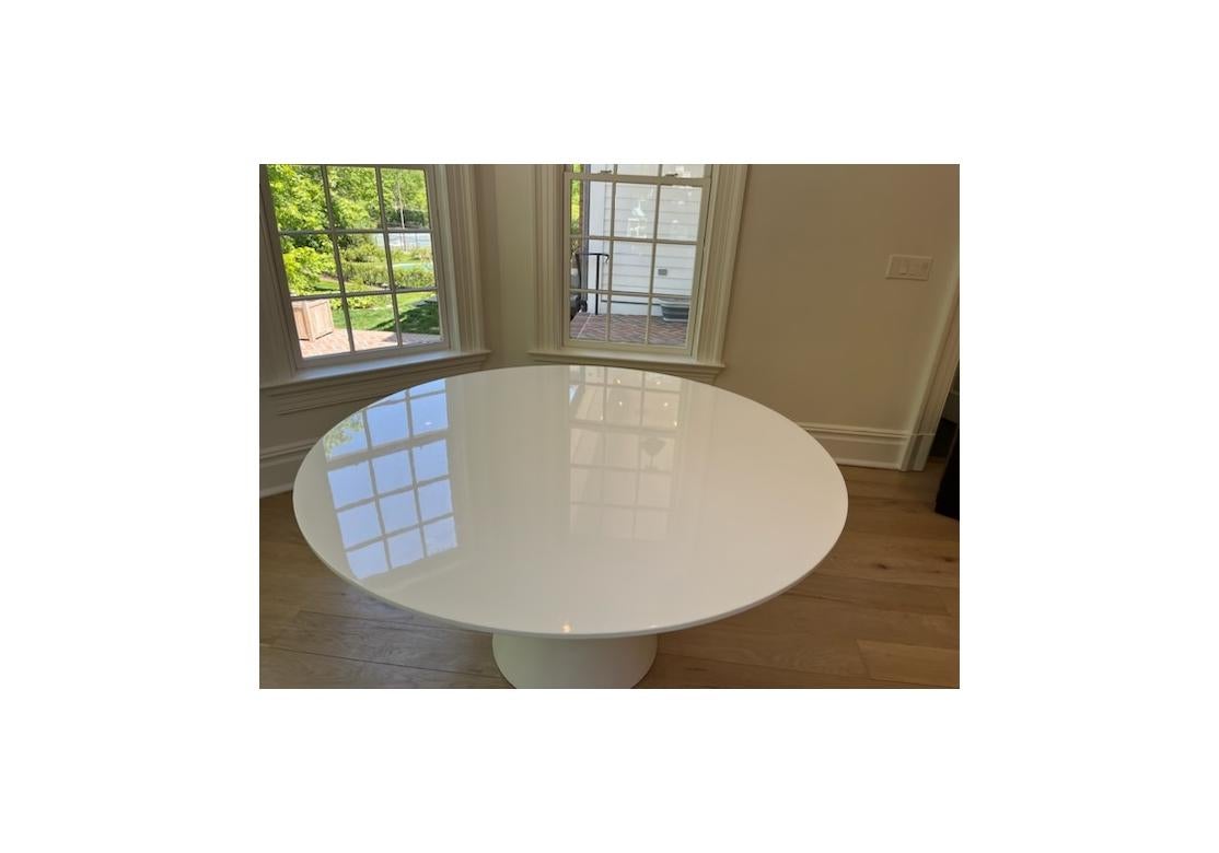 Mid-Century Modern Worlds Away Table de salle à manger ou de centre en laque blanche  en vente