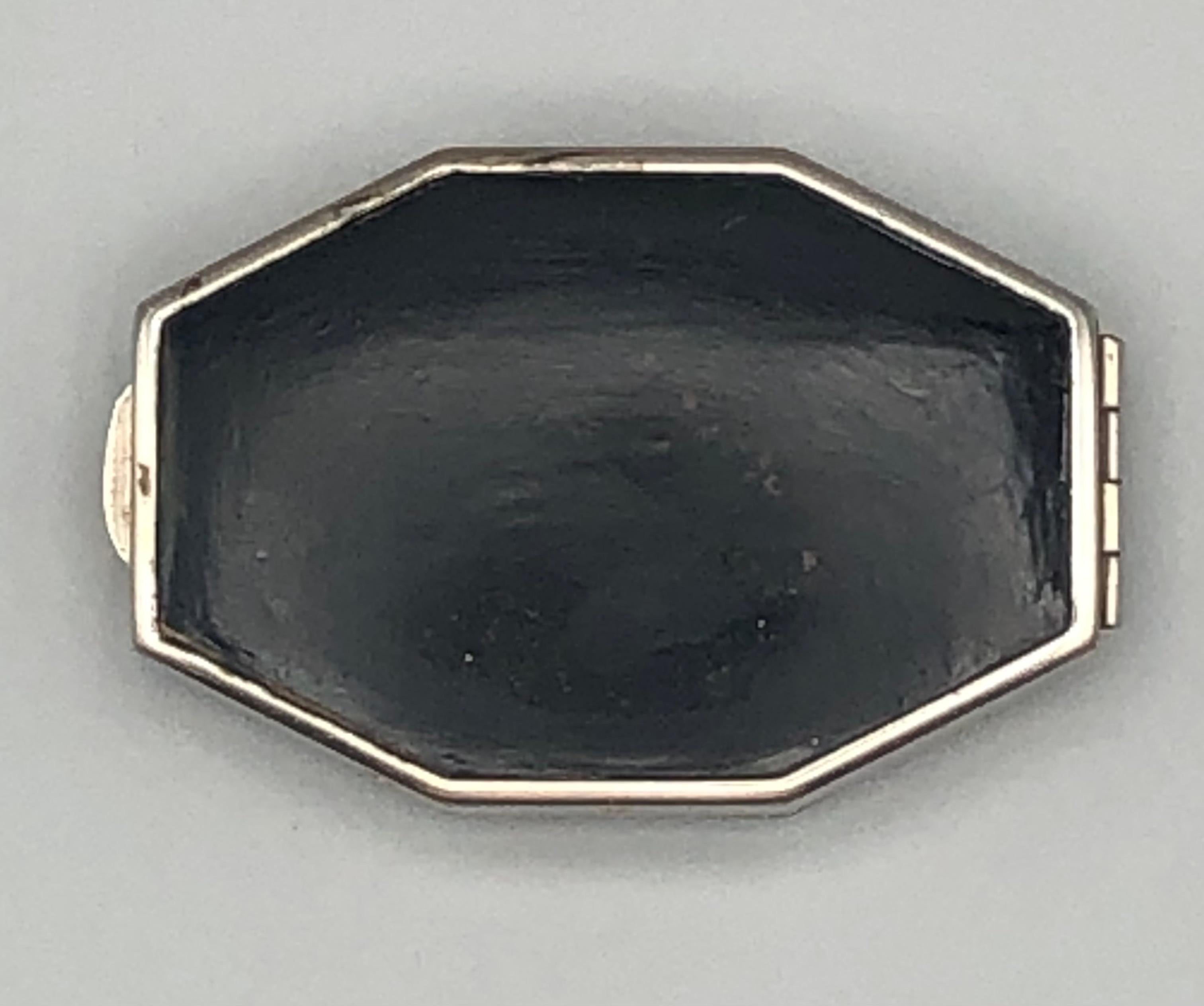 This beautiful compact is in excellent working condition. On the front of the case is an image of Chicago’s skyline with the inscription ‘Worlds Fair Chicago 1933 - 1934’. The black enamel is in wonderful condition, only showing very gentle signs of
