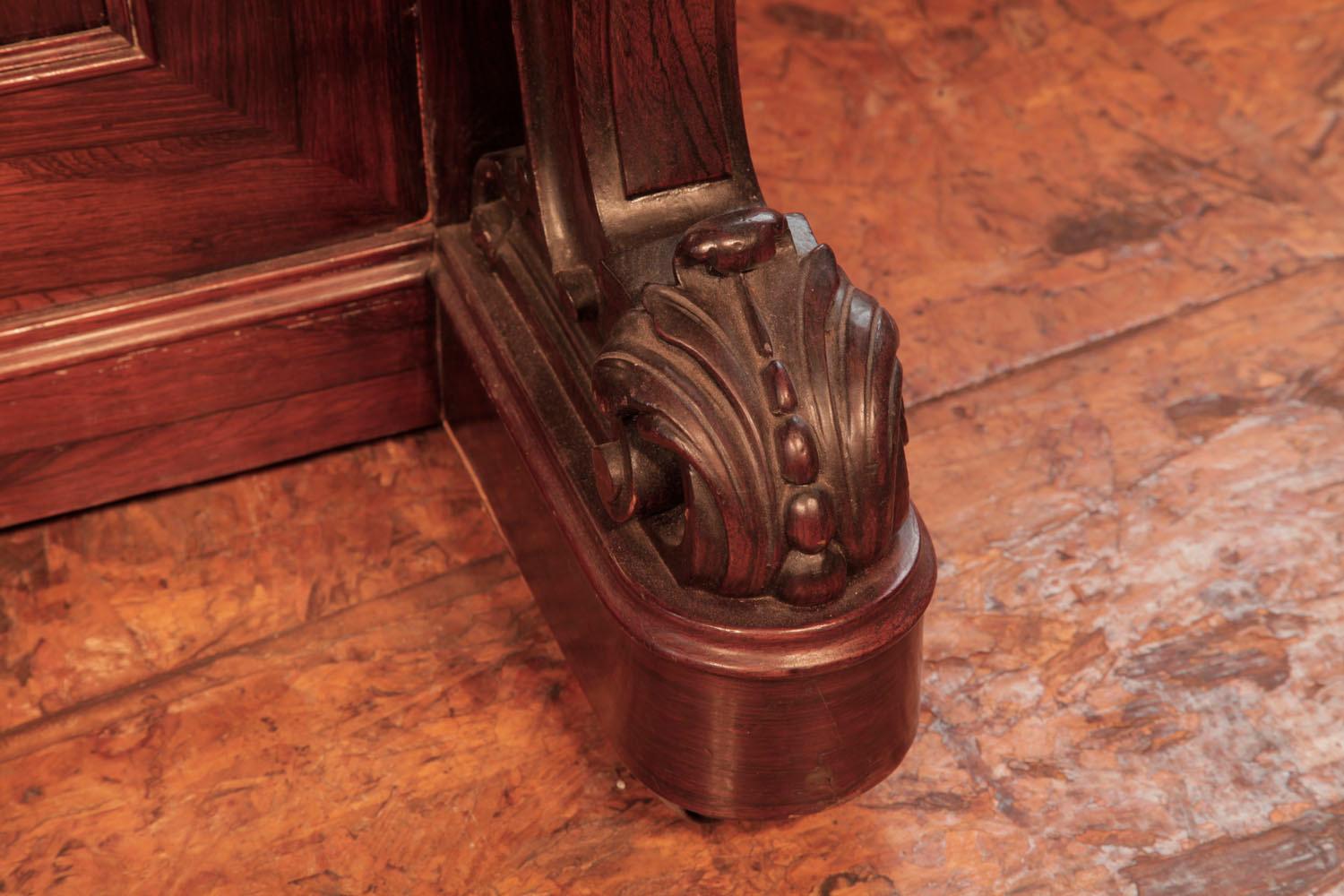 Le plus ancien piano droit Steinway conservé au monde, avec pieds à volutes inversées en palissandre en vente 3