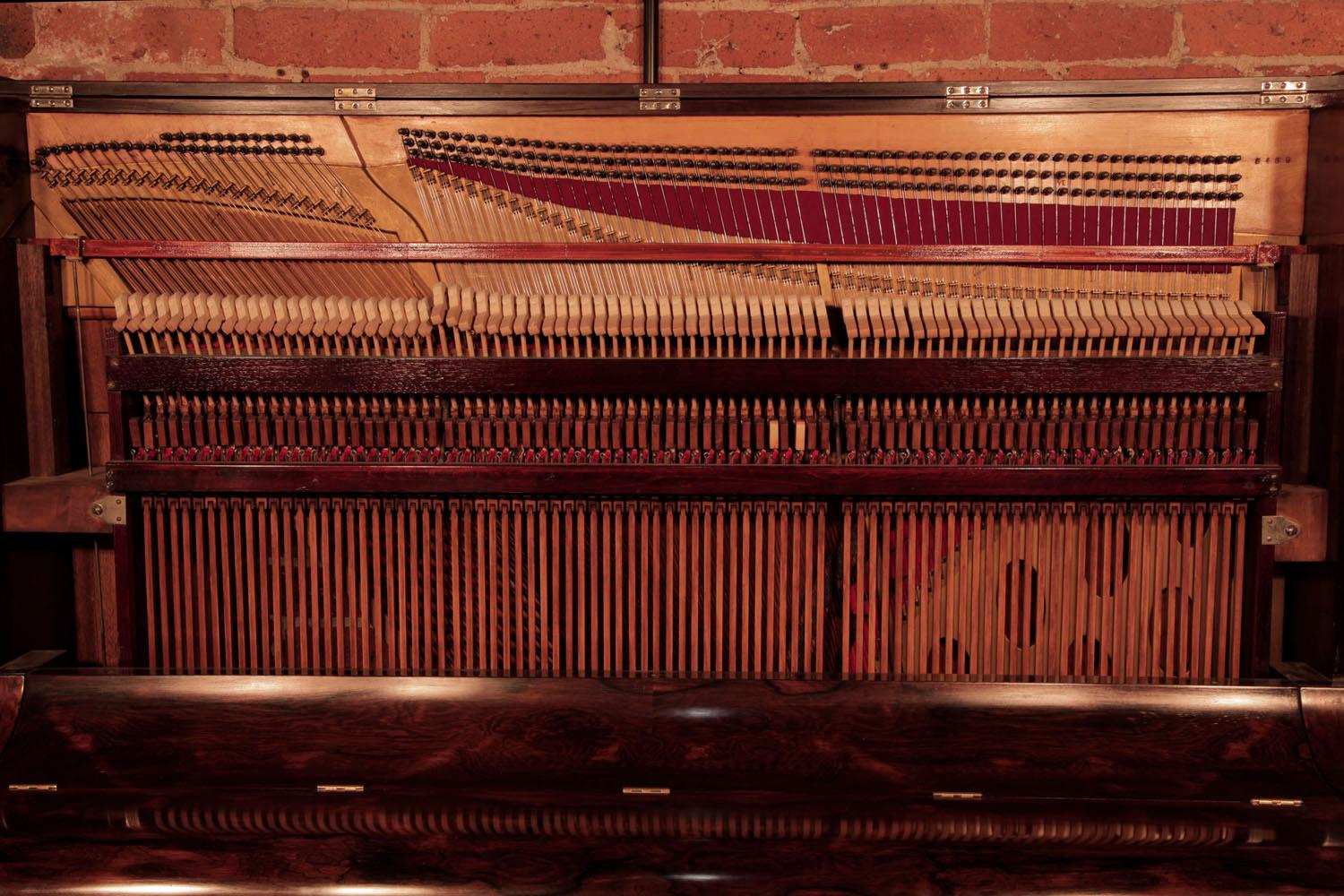 Le plus ancien piano droit Steinway conservé au monde, avec pieds à volutes inversées en palissandre en vente 4