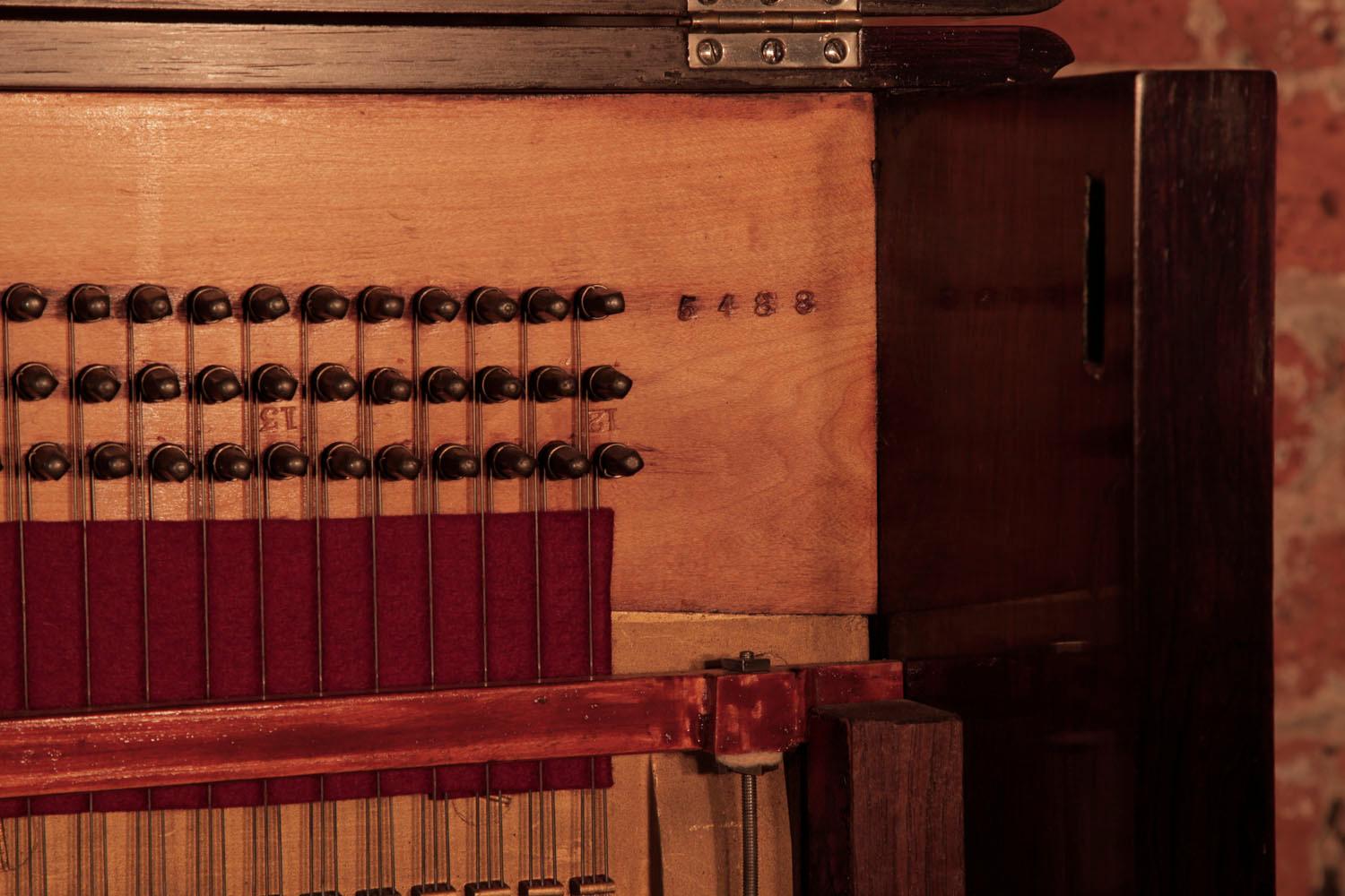 Le plus ancien piano droit Steinway conservé au monde, avec pieds à volutes inversées en palissandre en vente 5