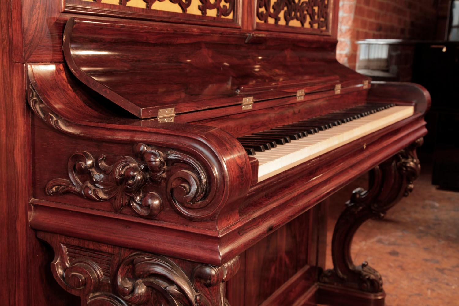 
Un piano droit Steinway de 1862 à vendre avec un coffret en bois de rose poli. Grain de bois exquis. Le meuble présente deux grands panneaux ajourés, soutenus par de la soie dorée. Les panneaux sont découpés en arabesques avec un motif central de