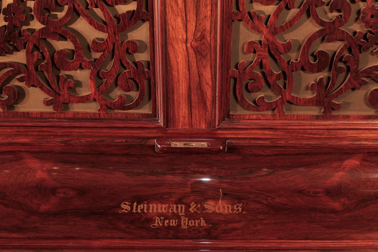 Américain Le plus ancien piano droit Steinway conservé au monde, avec pieds à volutes inversées en palissandre en vente