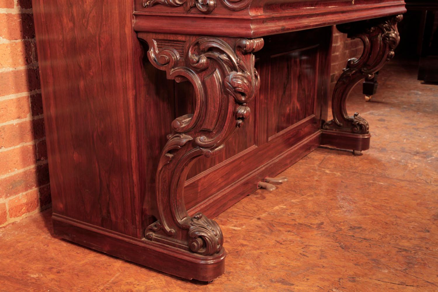 Sculpté Le plus ancien piano droit Steinway conservé au monde, avec pieds à volutes inversées en palissandre en vente