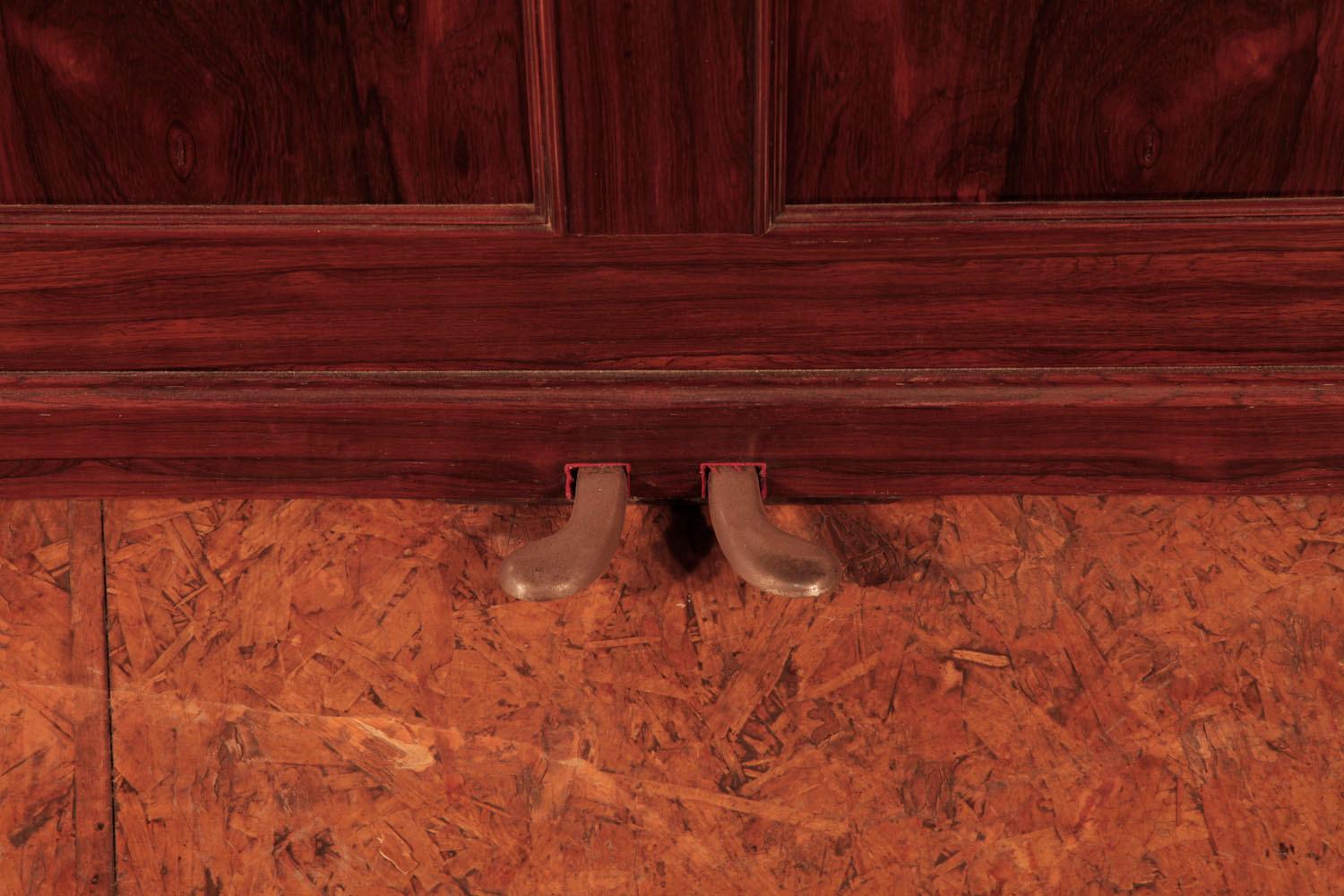 Bois de rose Le plus ancien piano droit Steinway conservé au monde, avec pieds à volutes inversées en palissandre en vente