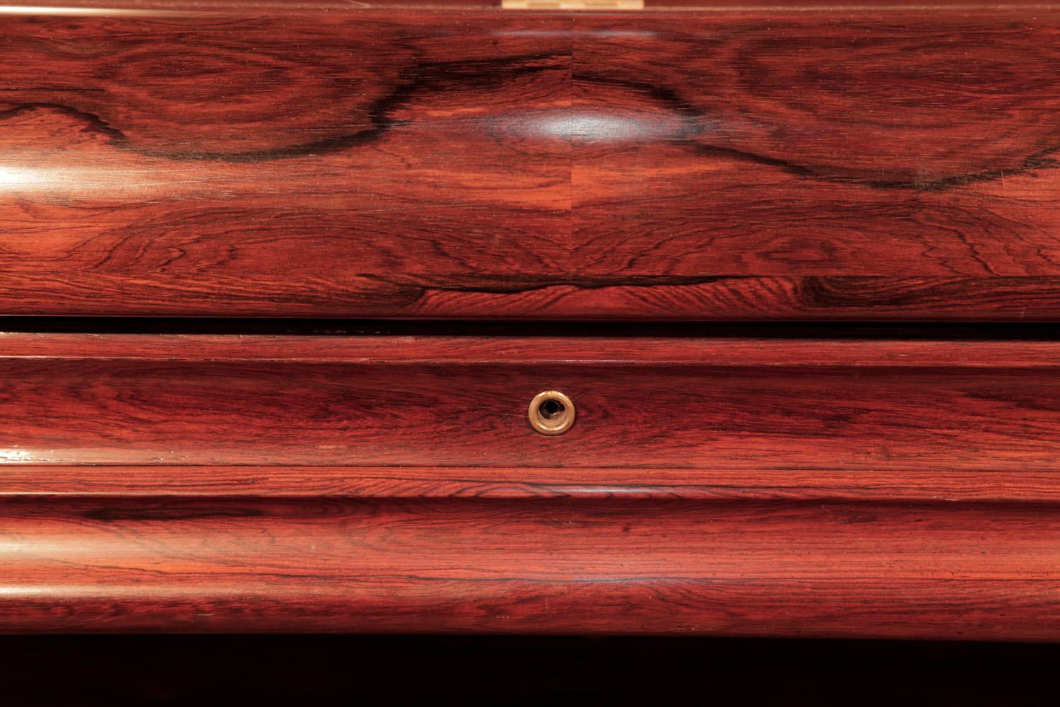 Le plus ancien piano droit Steinway conservé au monde, avec pieds à volutes inversées en palissandre en vente 1